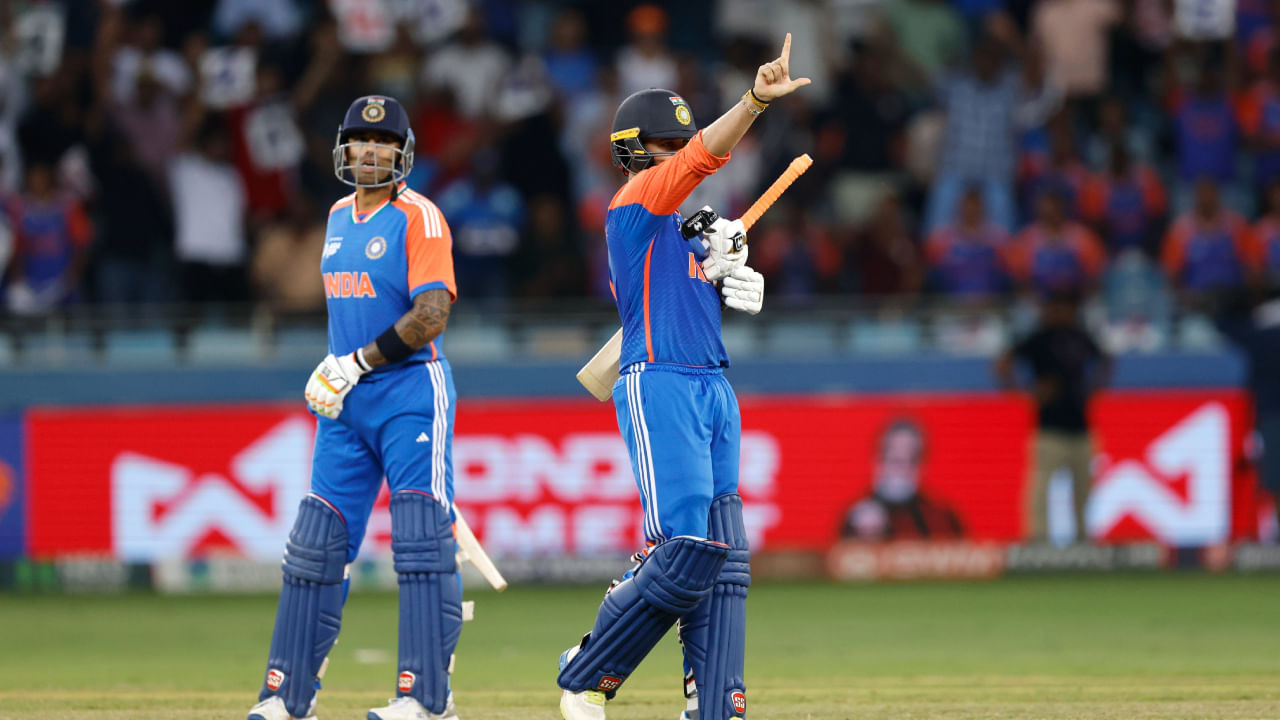 ಐಸಿಸಿ ಟಿ20 ಶ್ರೇಯಾಂಕದಲ್ಲಿ ಭಾರತದ ಸೂರ್ಯಕುಮಾರ್ ಯಾದವ್ ಅತ್ಯಧಿಕ ಅಂದರೆ 912 ರೇಟಿಂಗ್ ಪಾಯಿಂಟ್‌ಗಳನ್ನು ತಲುಪಿದ್ದರೆ, ವಿರಾಟ್ ಕೊಹ್ಲಿ 909 ರೇಟಿಂಗ್ ಪಾಯಿಂಟ್‌ಗಳನ್ನು ಕಲೆಹಾಕಿದ್ದರು. ಆದರೆ, ಅಭಿಷೇಕ್ ಶರ್ಮಾ ಈ ವಿಷಯದಲ್ಲಿ ಇಬ್ಬರನ್ನೂ ಹಿಂದಿಕ್ಕಿದ್ದಾರೆ.