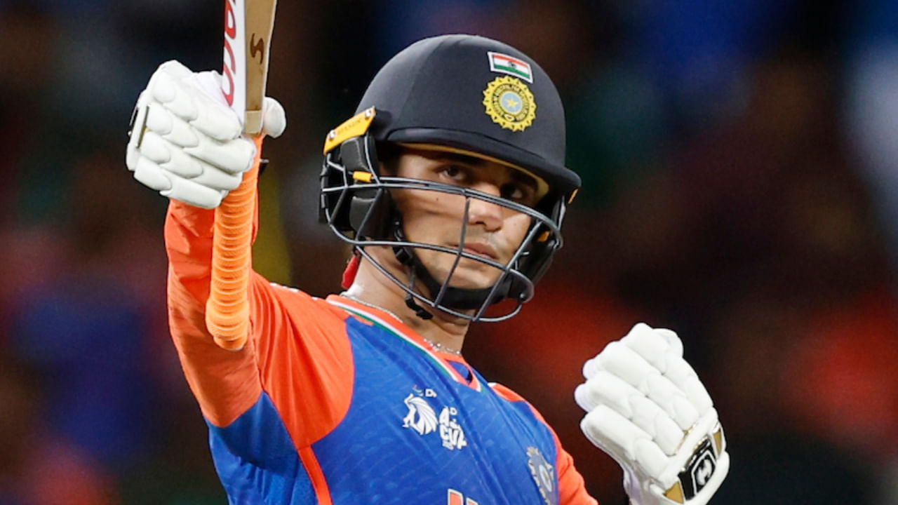 ಐಸಿಸಿ ಶ್ರೇಯಾಂಕದಲ್ಲಿ 900 ರೇಟಿಂಗ್ ಪಾಯಿಂಟ್‌ಗಳನ್ನು ತಲುಪಿದ ಅಥವಾ ಮೀರಿದ ವಿಶ್ವದ ಆರನೇ ಬ್ಯಾಟ್ಸ್‌ಮನ್ ಎನಿಸಿಕೊಂಡಿರುವ ಅಭಿಷೇಕ್, 931 ರೇಟಿಂಗ್ ಪಾಯಿಂಟ್‌ಗಳನ್ನು ಕಲೆಹಾಕಿದ ವಿಶ್ವದ ಮೊದಲ ಬ್ಯಾಟ್ಸ್‌ಮನ್ ಎಂಬ ಹೆಗ್ಗಳಿಕೆಗೆ ಪಾತ್ರರಾಗಿದ್ದಾರೆ.