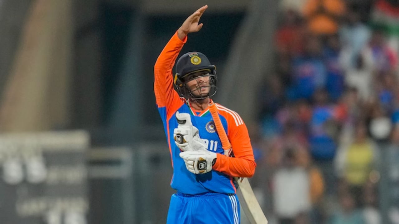 ಐಸಿಸಿ ಬಿಡುಗಡೆ ಮಾಡಿರುವ ಇತ್ತೀಚಿನ ಟಿ20 ಶ್ರೇಯಾಂಕದಲ್ಲಿ 2025 ರ ಏಷ್ಯಾಕಪ್ ಚಾಂಪಿಯನ್ ಟೀಂ ಇಂಡಿಯಾದ ಕೆಲವು ಆಟಗಾರರು ಭರ್ಜರಿ ಮುಂಬಡ್ತಿ ಪಡೆದಿದ್ದಾರೆ. ಅದರಂತೆ ಟಿ20 ಬ್ಯಾಟ್ಸ್ಮನ್ಗಳ ಶ್ರೇಯಾಂಕದಲ್ಲಿ ಸ್ಟಾರ್ ಬ್ಯಾಟ್ಸ್ಮನ್ ಅಭಿಷೇಕ್ ಶರ್ಮಾ 926 ರೇಟಿಂಗ್ ಅಂಕಗಳೊಂದಿಗೆ ಹೊಸ ದಾಖಲೆಯನ್ನು ಸ್ಥಾಪಿಸಿದ್ದಾರೆ.