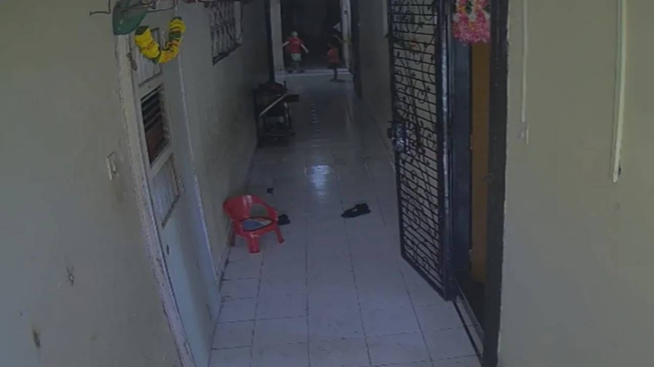 Video: ಅಪಾರ್ಟ್ಮೆಂಟ್ನ ಪ್ಯಾಸೇಜ್ನಲ್ಲಿ ಬಾಲಕಿಯರಿಗೆ ಲೈಂಗಿಕ ಕಿರುಕುಳ, ರಿಯಲ್ ಎಸ್ಟೇಟ್ ಏಜೆಂಟ್ ಬಂಧನ Video: ಅಪಾರ್ಟ್ಮೆಂಟ್ನ ಪ್ಯಾಸೇಜ್ನಲ್ಲಿ ಬಾಲಕಿಯರಿಗೆ ಲೈಂಗಿಕ ಕಿರುಕುಳ, ರಿಯಲ್ ಎಸ್ಟೇಟ್ ಏಜೆಂಟ್ ಬಂಧನ