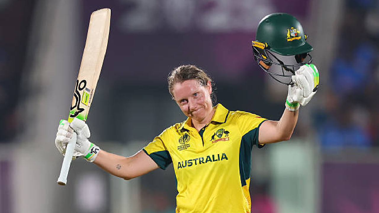 331 ರನ್ಗಳ ಕಠಿಣ ಗುರಿ ಬೆನ್ನತ್ತಿದ ಆಸ್ಟ್ರೇಲಿಯಾ ಪರ ನಾಯಕಿ ಅಲಿಸ್ಸಾ ಹೀಲಿ (142) ಭರ್ಜರಿ ಶತಕ ಸಿಡಿಸಿದರು. ಈ ಶತಕದ ನೆರವಿನೊಂದಿಗೆ ಆಸ್ಟ್ರೇಲಿಯಾ ತಂಡವು 49 ಓವರ್ಗಳಲ್ಲಿ 7 ವಿಕೆಟ್ ನಷ್ಟಕ್ಕೆ 331 ರನ್ಗಳಿಸಿದೆ. ಈ ಮೂಲಕ ಭಾರತ ತಂಡವನ್ನು 3 ವಿಕೆಟ್ಗಳಿಂದ ಸೋಲಿಸುವಲ್ಲಿ ಯಶಸ್ವಿಯಾಗಿದೆ.