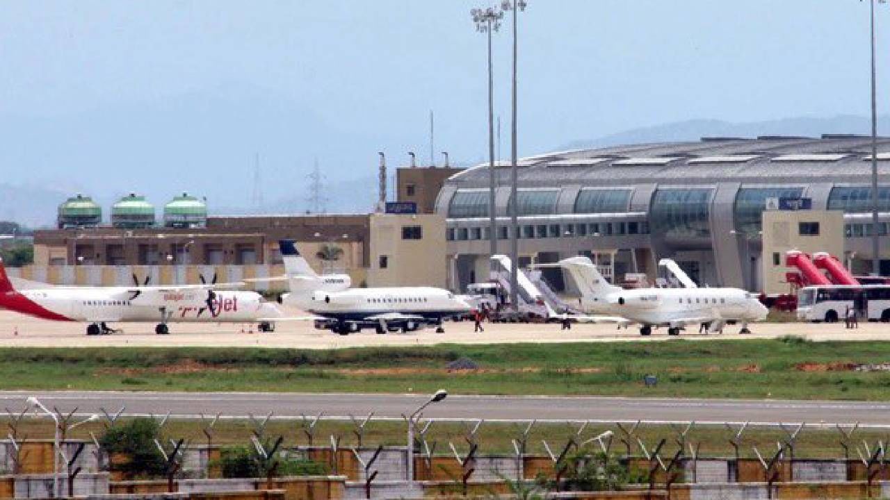 ತಮಿಳುನಾಡು: ಮಧುರೈ ವಿಮಾನ ನಿಲ್ದಾಣಕ್ಕೆ ಬಾಂಬ್ ಬೆದರಿಕೆ ತಮಿಳುನಾಡು: ಮಧುರೈ ವಿಮಾನ ನಿಲ್ದಾಣಕ್ಕೆ ಬಾಂಬ್ ಬೆದರಿಕೆ