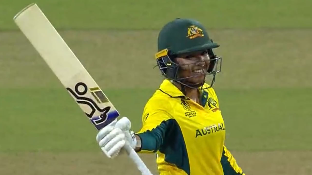 ಈ ಹಂತದಲ್ಲಿ 10ನೇ ಕ್ರಮಾಂಕದಲ್ಲಿ ಕಣಕ್ಕಿಳಿದ ಅಲನಾ ಕಿಂಗ್ ಭರ್ಜರಿ ಬ್ಯಾಟಿಂಗ್ ಪ್ರದರ್ಶಿಸಿದರು. ಅನುಭವಿ ಬ್ಯಾಟರ್ ಬೆತ್ ಮೂನಿ ಜೊತೆಗೂಡಿ ಇನಿಂಗ್ಸ್ ಕಟ್ಟಿದ ಅಲನಾ ಕೇವಲ 48 ಎಸೆತಗಳಲ್ಲಿ ಅರ್ಧಶತಕ ಪೂರೈಸಿದರು. ವಿಶೇಷ ಎಂದರೆ ಇದು ಏಕದಿನ ಕ್ರಿಕೆಟ್​ನಲ್ಲಿ ಅಲನಾ ಅವರ ಚೊಚ್ಚಲ ಅರ್ಧಶತಕವಾಗಿದೆ.