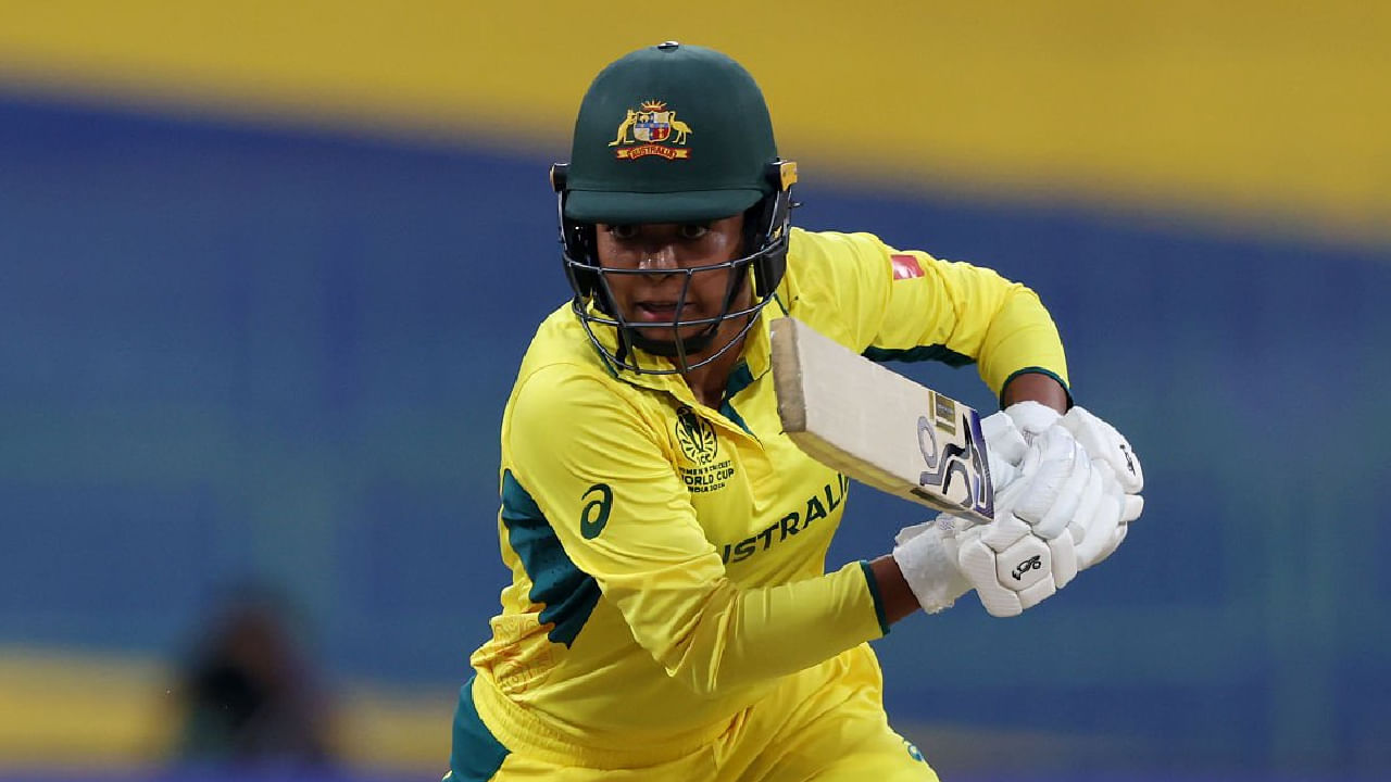 ಈ ಚೊಚ್ಚಲ ಅರ್ಧಶತಕದೊಂದಿಗೆ ಅಲನಾ ಕಿಂಗ್ ಮಹಿಳಾ ಏಕದಿನ ಕ್ರಿಕೆಟ್​ನಲ್ಲಿ ಹೊಸ ಇತಿಹಾಸವನ್ನು ಸಹ ನಿರ್ಮಿಸಿದ್ದಾರೆ. ಅಂದರೆ ವುಮೆನ್ಸ್ ಒಡಿಐ ಕ್ರಿಕೆಟ್​ನಲ್ಲಿ 10ನೇ ಕ್ರಮಾಂಕದಲ್ಲಿ ಕಣಕ್ಕಿಳಿದು ಹಾಫ್ ಸೆಂಚುರಿ ಸಿಡಿಸಿದ ವಿಶ್ವದ ಮೊದಲ ಬ್ಯಾಟರ್ ಎಂಬ ವಿಶ್ವ ದಾಖಲೆಯನ್ನು ಅಲನಾ ತಮ್ಮದಾಗಿಸಿಕೊಂಡಿದ್ದಾರೆ.