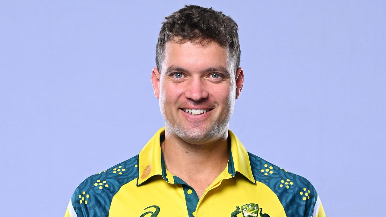 ಅಲೆಕ್ ಕ್ಯಾರಿ: ಶೆಫೀಲ್ಡ್ ಶೀಲ್ಡ್ ಟೂರ್ನಿಯಲ್ಲಿ ಕಣಕ್ಕಿಳಿದಿರುವ ವಿಕೆಟ್ ಕೀಪರ್ ಬ್ಯಾಟರ್ ಅಲೆಕ್ಸ್ ಕ್ಯಾರಿ ಕೂಡ ಮೊದಲ ಪಂದ್ಯಕ್ಕೆ ಅಲಭ್ಯರಾಗಿದ್ದಾರೆ. ಇದಾಗ್ಯೂ ಅವರು ಮುಂದಿನ ಎರಡು ಮ್ಯಾಚ್ಗಳಿಗೆ ಲಭ್ಯರಿರಲಿದ್ದಾರೆ.