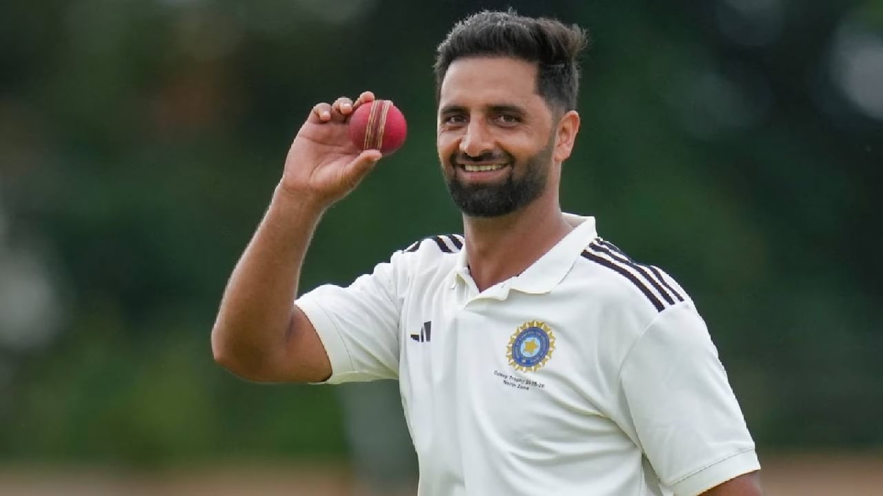 ಈ ಮೂಲಕ ಜಮ್ಮು ಕಾಶ್ಮೀರ ತಂಡವು ಇನಿಂಗ್ಸ್ ಹಾಗೂ 41 ರನ್​ಗಳ ಭರ್ಜರಿ ಜಯ ಸಾಧಿಸಿದೆ. ಇತ್ತ ಎರಡು ಇನಿಂಗ್ಸ್​ಗಳಲ್ಲಿ ಮಾರಕ ದಾಳಿ ಸಂಘಟಿಸಿದ ಬಲಗೈ ವೇಗಿ ಆಖಿಬ್ ನಬಿ  ಒಟ್ಟು 10 ವಿಕೆಟ್ ಕಬಳಿಸಿ ಪಂದ್ಯ ಶ್ರೇಷ್ಠ ಪ್ರಶಸ್ತಿಯನ್ನು ತಮ್ಮದಾಗಿಸಿಕೊಂಡರು. 