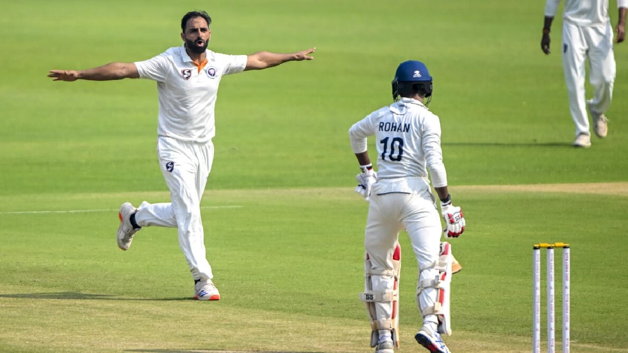 ನಾಯಕನ ನಿರ್ಧಾರವನ್ನು ಸಮರ್ಥಿಸುವಂತೆ ದಾಳಿ ಸಂಘಟಿಸಿದ ಆಖಿಬ್ ನಬಿ ಹಾಗೂ ಸುನಿಲ್ ಕುಮಾರ್ ರಾಜಸ್ಥಾನ್ ಬ್ಯಾಟರ್​ಗಳನ್ನು ಇನ್ನಿಲ್ಲದಂತೆ ಕಾಡಿದರು. ಪರಿಣಾಮ ಮೊದಲ ಇನಿಂಗ್ಸ್​ನಲ್ಲಿ ರಾಜಸ್ಥಾನ್ ಕೇವಲ 152 ರನ್​ಗಳಿಗೆ ಆಲೌಟ್ ಆಯಿತು. ಜಮ್ಮು ಕಾಶ್ಮೀರ ಪರ ಆಖಿಬ್ ನಬಿ 29 ರನ್ ನೀಡಿ 3 ವಿಕೆಟ್ ಪಡೆದರೆ, ಸುನಿಲ್ ಕುಮಾರ್ 32 ರನ್ ನೀಡಿ 4 ವಿಕೆಟ್ ಉರುಳಿಸಿದರು.