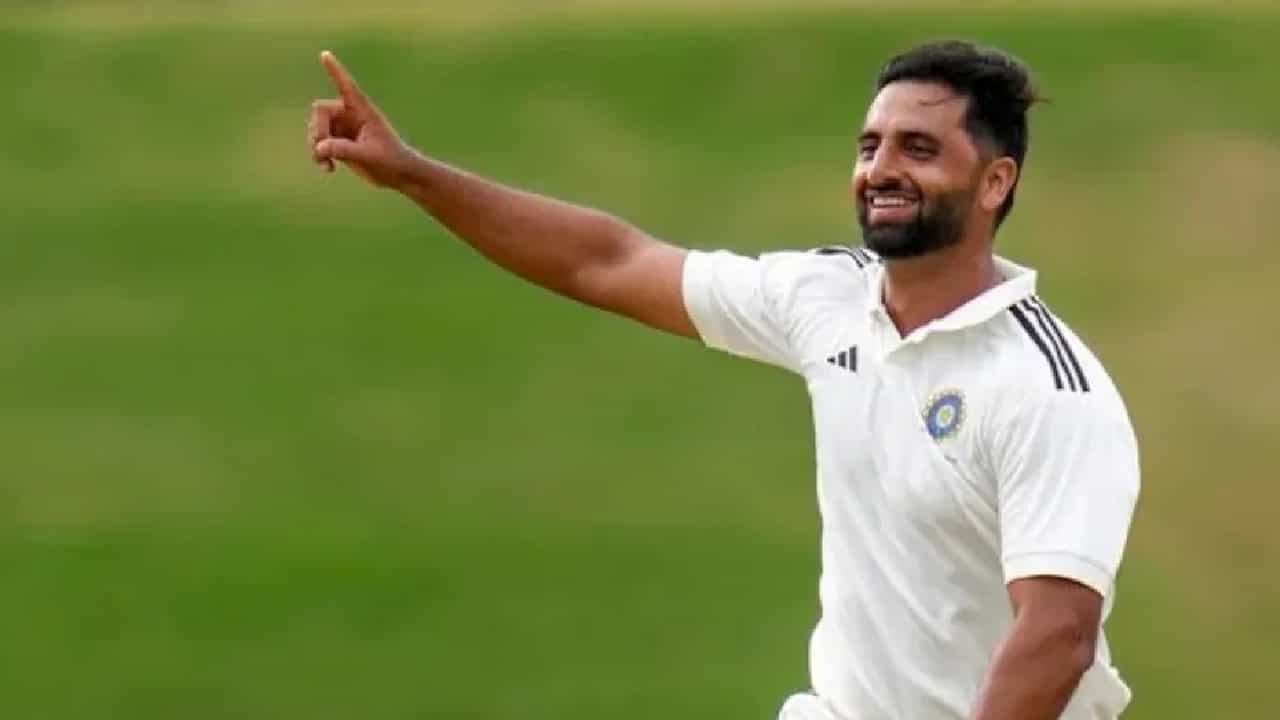 ರಣಜಿ ಟೂರ್ನಿ ಗ್ರೂಪ್-ಬಿ ಪಂದ್ಯದಲ್ಲಿ ರಾಜಸ್ಥಾನ್ ವಿರುದ್ಧ ಜಮ್ಮು-ಕಾಶ್ಮೀರ ತಂಡ ಭರ್ಜರಿ ಜಯ ಸಾಧಿಸಿದೆ. ಈ ಗೆಲುವಿನ ರೂವಾರಿ ವೇಗಿ ಆಖಿಬ್ ನಬಿ (Auqib Nabi). ಈ ಪಂದ್ಯದಲ್ಲಿ ಟಾಸ್ ಗೆದ್ದ ಜಮ್ಮು-ಕಾಶ್ಮೀರ ತಂಡದ ನಾಯಕ ಪರಸ್ ಡೋಗ್ರಾ ಬೌಲಿಂಗ್ ಆಯ್ದುಕೊಂಡಿದ್ದರು.