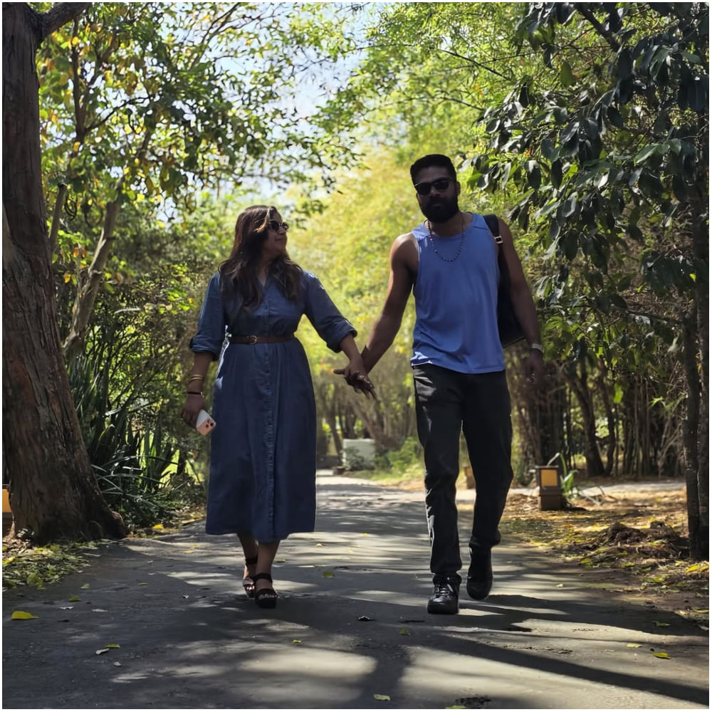 ಅನುಶ್ರೀ ಅವರು ಸದಾ ಫನ್ ಆಗಿ ಇರೋಕೆ ಇಷ್ಟಪಡುತ್ತಾರೆ. ಈಗ ಪತಿಗೆ ವಿಶ್ ಮಾಡುವಾಗಲೂ ‘ನಿನ್ನ ಜೊತೆ ನಾನು ಮಾತ್ರ ಇರಬೇಕು’ ಎಂಬರ್ಥ ಬರುವ ಸಾಲುಗಳನ್ನು ಬರೆದು ಪತಿಯ ಕಾಲೆಳೆದಿದ್ದಾರೆ. ಈ ಫೋಸ್ಟ್​ಗೆ ಭರ್ಜರಿ ಲೈಕ್ ಸಿಕ್ಕಿದೆ.  