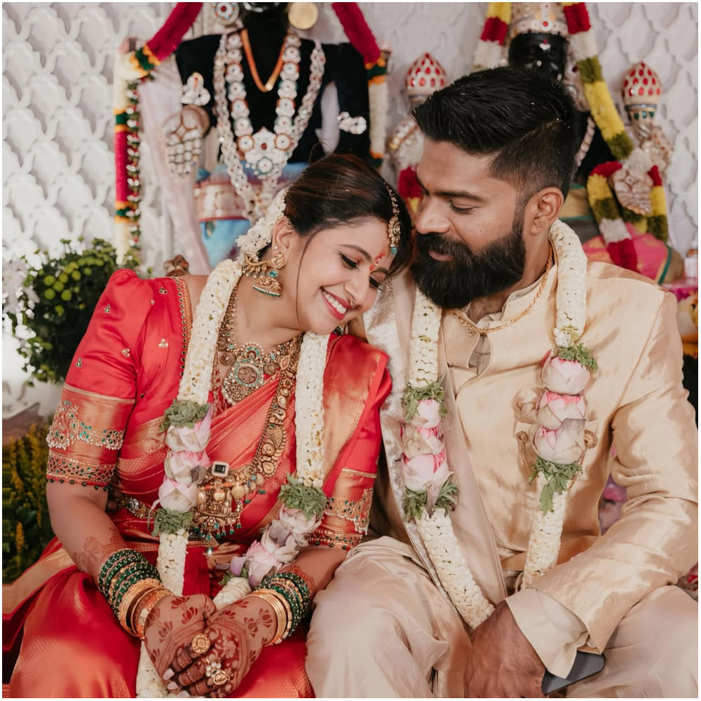 ರೋಶನ್ ಜೊತೆ ಸಮಯ ಕಳೆದ ಕ್ಷಣಗಳ ಫೋಟೋಗಳನ್ನು ಅನುಶ್ರೀ ಅವರು ಹಂಚಿಕೊಂಡಿದ್ದಾರೆ. ಮದುವೆ ಸಂದರ್ಭದ ಫೋಟೋ, ಮದುವೆ ಬಳಿಕ ಇರೋ ಫೋಟೋಗಳು ಇದರಲ್ಲಿ ಇವೆ. ಇದನ್ನು ಫ್ಯಾನ್ಸ್ ಇಷ್ಟಪಟ್ಟಿದ್ದಾರೆ.