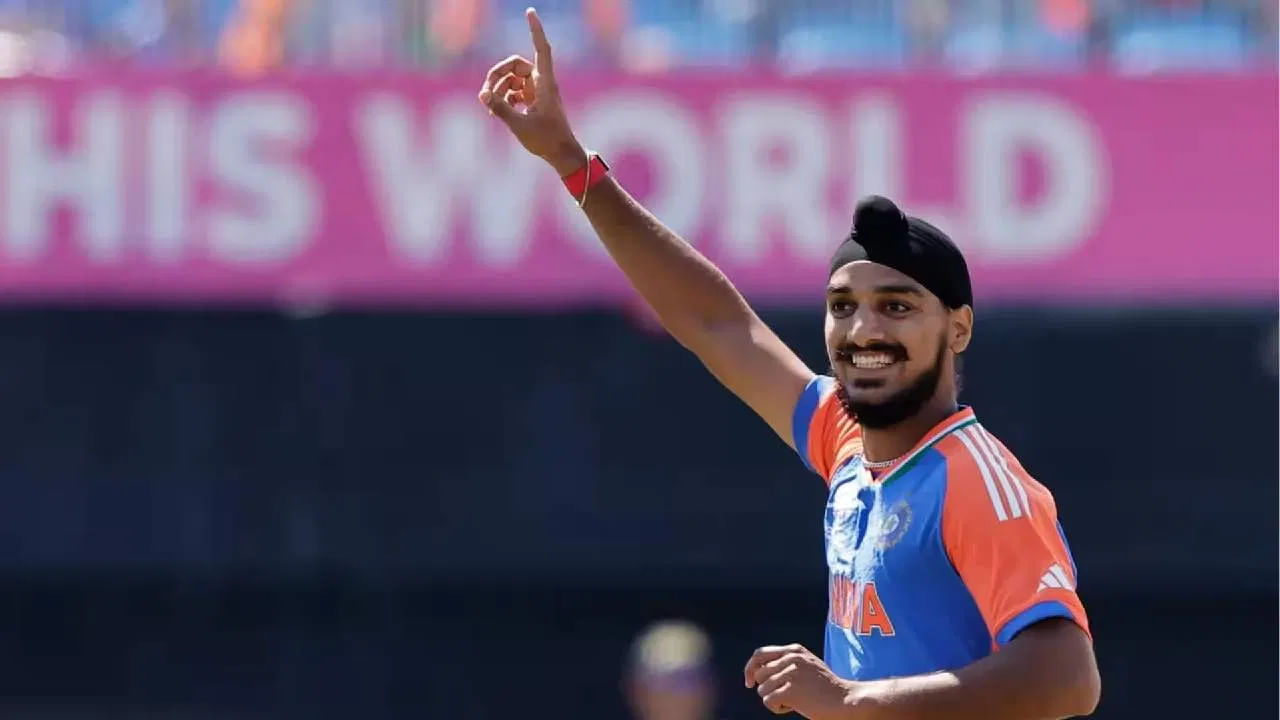 ಟೀಮ್ ಇಂಡಿಯಾ ಪರ ಕೇವಲ 65 ಟಿ20 ಪಂದ್ಯಗಳನ್ನಾಡಿರುವ ಅರ್ಷದೀಪ್ ಸಿಂಗ್ 1358 ಎಸೆತಗಳಲ್ಲಿ 101 ವಿಕೆಟ್ ಕಬಳಿಸಿದ್ದಾರೆ. ಈ ಮೂಲಕ ಟಿ20 ಕ್ರಿಕೆಟ್ನಲ್ಲಿ ಭಾರತದ ಯಶಸ್ವಿ ಬೌಲರ್ ಎನಿಸಿಕೊಂಡಿದ್ದಾರೆ. ವಿಶೇಷ ಎಂದರೆ ಅರ್ಷದೀಪ್ ಸಿಂಗ್ ಹೊರತಾಗಿ ಭಾರತದ ಯಾವುದೇ ಬೌಲರ್ ಟಿ20 ಕ್ರಿಕೆಟ್ನಲ್ಲಿ 100 ವಿಕೆಟ್ಗಳ ಸಾಧನೆ ಮಾಡಿಲ್ಲ.