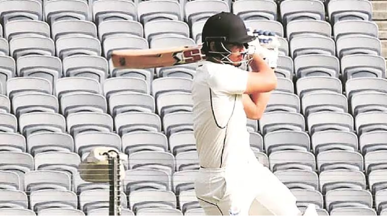 ಆ ಬಳಿಕ ಮೊದಲ ಇನಿಂಗ್ಸ್ ಶುರು ಮಾಡಿದ ಜಮ್ಮು ಕಾಶ್ಮೀರ ಪರ ಅಬ್ದುಲ್‌ ಸಮದ್ 76 ರನ್ ಬಾರಿಸಿದರು. ಇನ್ನು 9ನೇ ಕ್ರಮಾಂಕದಲ್ಲಿ ಕಣಕ್ಕಿಳಿದ ಆಖಿಬ್ ನಬಿ 65 ಎಸೆತಗಳಲ್ಲಿ 55 ರನ್ ಚಚ್ಚಿದರು. ಈ ಮೂಲಕ ಜಮ್ಮು ಕಾಶ್ಮೀರ ತಂಡವು ಮೊದಲ ಇನಿಂಗ್ಸ್ ನಲ್ಲಿ 282 ರನ್ ಗಳಿಸಿ ಆಲೌಟ್ ಆಯಿತು.