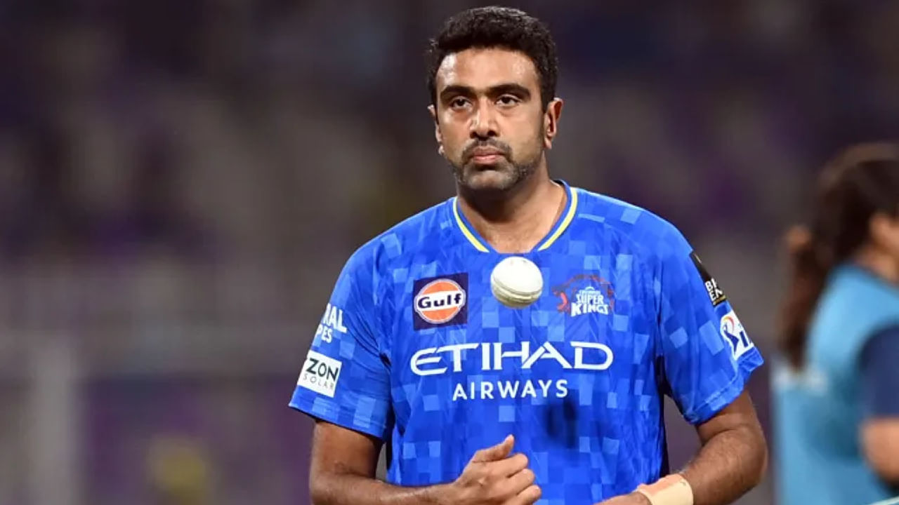 ಬುಧವಾರ ದುಬೈನಲ್ಲಿ ನಡೆದ ಹರಾಜಿನಲ್ಲಿ 1.06 ಕೋಟಿ ರೂ. ನೀಡಿ ಅಶ್ವಿನ್ ಅವರನ್ನು ಖರೀದಿಸಲು ಯಾವುದೇ ಫ್ರಾಂಚೈಸಿ ಮುಂದೆ ಬಂದಿಲ್ಲ. ಅಲ್ಲದೆ ಮೊದಲ ಸುತ್ತಿನಲ್ಲೇ ಅವರು ಅನ್​ಸೋಲ್ಡ್ ಆಗಿ ಉಳಿದರು. ಇದಾಗ್ಯೂ ಕೊನೆಯ ಸುತ್ತಿನಲ್ಲಿ ಅವಕಾಶ ಪಡೆಯುವ ನಿರೀಕ್ಷೆಯಲ್ಲಿದ್ದ ಅಶ್ವಿನ್​ ಅವರನ್ನು ಯಾವುದೇ ಫ್ರಾಂಚೈಸಿ ಪರಿಗಣಿಸಿಲ್ಲ ಎಂಬುದೇ ಅಚ್ಚರಿ.