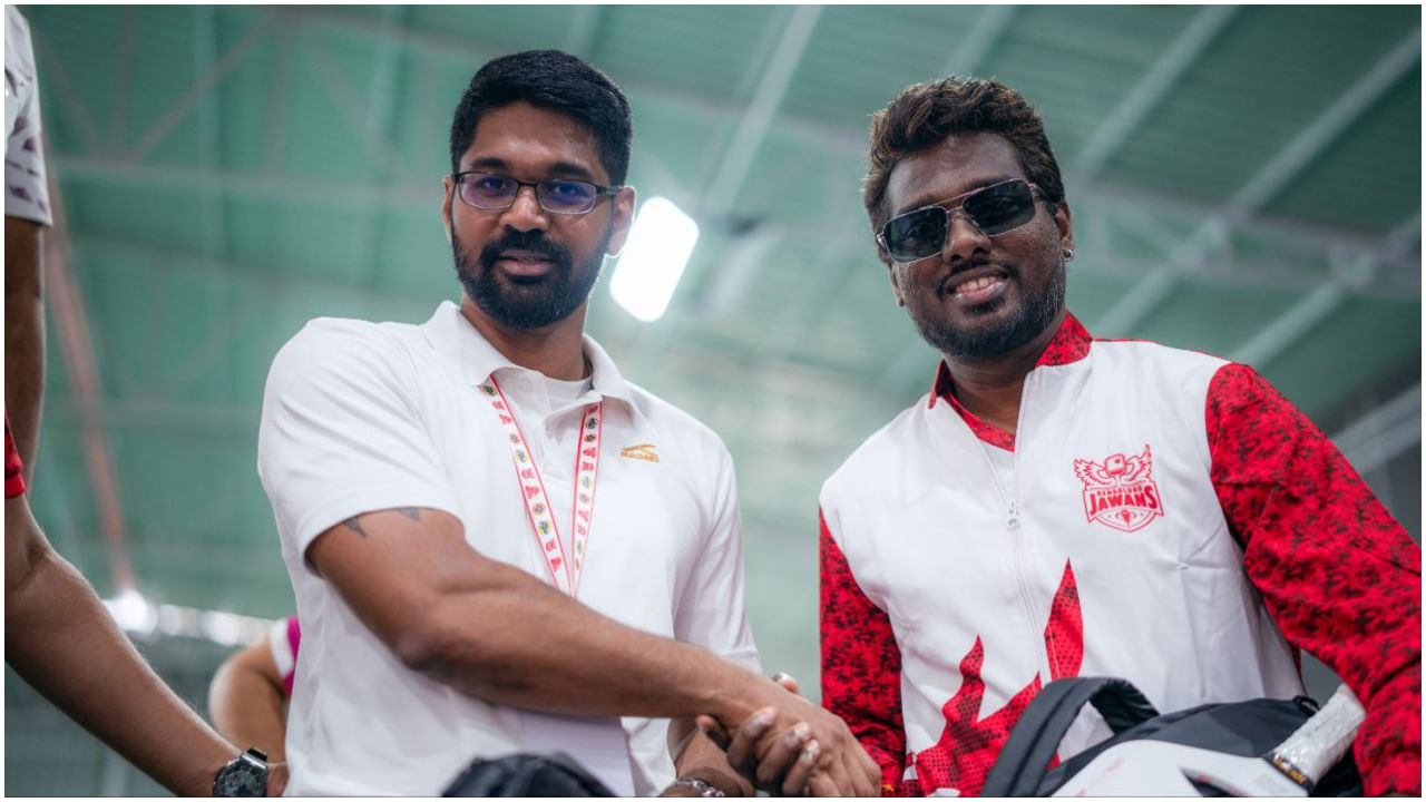 ‘ನಾನು RCB ಫ್ಯಾನ್. ಬೆಂಗಳೂರು ತಂಡ ಕಳೆದ ಬಾರಿ ಐಪಿಎಲ್ ಗೆದ್ದಿತ್ತು. ನಮ್ಮ ಬೆಂಗಳೂರು ಜವಾನ್ಸ್ ತಂಡ ಕೂಡ ಗೆದ್ದಿತ್ತು. ನನಗೆ ಬೆಂಗಳೂರು ತುಂಬ ಇಷ್ಟ. ಇಲ್ಲಿನ ನಟರಾದ ಯಶ್, ರಿಷಬ್ ಶೆಟ್ಟಿ ಮುಂತಾದವರ ಜತೆ ನನಗೆ ಉತ್ತಮ ಸ್ನೇಹವಿದೆ. ಎಲ್ಲರೂ ಅದ್ಭುತವಾಗಿ ಕೆಲಸ ಮಾಡುತ್ತಾ ಇದ್ದಾರೆ’ ಎಂದು ಅಟ್ಲಿ ಹೇಳಿದರು.