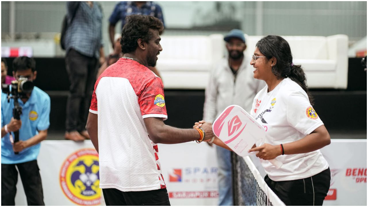 ‘ಜವಾನ್ ಸಿನಿಮಾ ಸೂಪರ್ ಹಿಟ್ ಆದ ಕಾರಣ ನಾನು ಖರೀದಿ ಮಾಡಿರುವ ಪಿಕಲ್ ಬಾಲ್ ತಂಡಕ್ಕೆ ಬೆಂಗಳೂರು ಜವಾನ್ಸ್ ಎಂದು ಹೆಸರಿಟ್ಟಿದ್ದೇನೆ. ಕಳೆದ ವರ್ಷ ಆರ್ಸಿಬಿ ತಂಡ ಐಪಿಎಲ್ ಟ್ರೋಫಿ ಗೆದ್ದಿತ್ತು. ಹಾಗೆಯೇ ಬೆಂಗಳೂರು ಜವಾನ್ಸ್ ಕೂಡ ಚಾಂಪಿಯನ್ಸ್ ಆಗಿತ್ತು’ ಎಂದು ಅಟ್ಲಿ ಅವರು ಸಂತಸ ಹಂಚಿಕೊಂಡಿದ್ದಾರೆ.