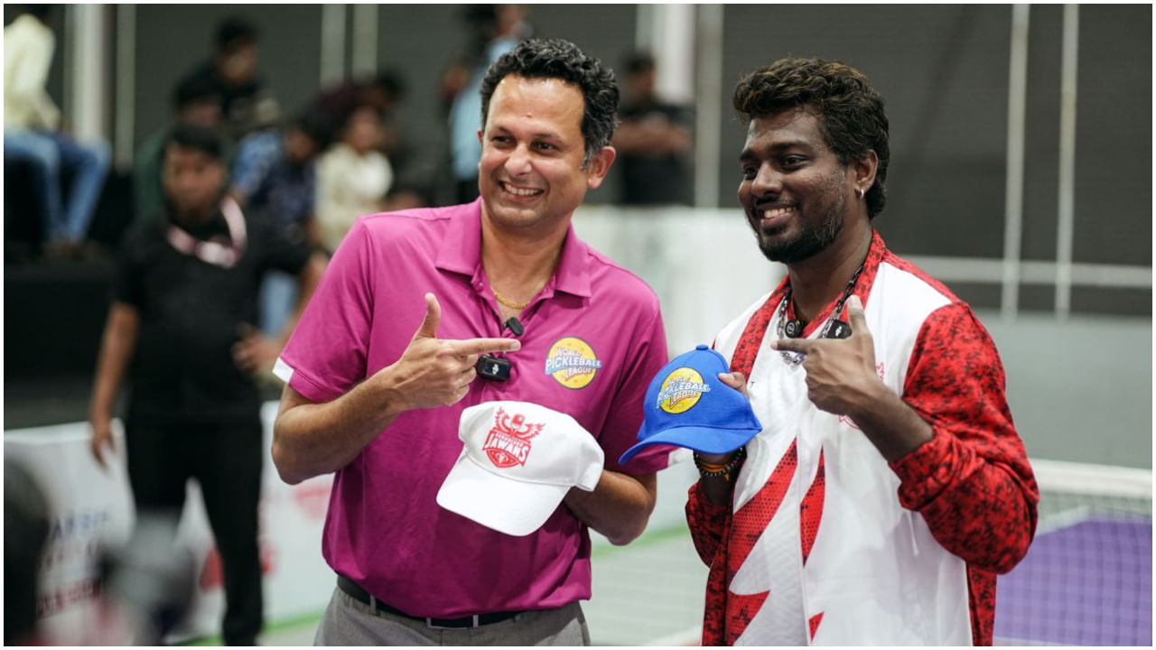 ‘ಪಿಕಲ್ಬಾಲ್ ಲೀಗ್ ಬೆಂಗಳೂರು ಒಪನ್ 2025’ ಟೂರ್ನಿಯಲ್ಲಿ ಅಟ್ಲಿ ಮಾಲಿಕತ್ವದ ‘ಬೆಂಗಳೂರು ಜವಾನ್ಸ್’ ತಂಡ ಆಡುತ್ತಿದೆ. ಈ ಕಾರ್ಯಕ್ರಮಕ್ಕೆ ಇಂದು (ಅಕ್ಟೋಬರ್ 10) ಬೆಂಗಳೂರಿನ ಪಿಕಲ್ ಬಾಲ್ ಕ್ಲಬ್ನಲ್ಲಿ ಚಾಲನೆ ನೀಡಲಾಯಿತು. ‘ಜವಾನ್’ ಖ್ಯಾತಿಯ ಪ್ಯಾನ್ ಇಂಡಿಯಾ ನಿರ್ದೇಶಕ ಅಟ್ಲಿ ಭಾಗಿಯಾದರು.