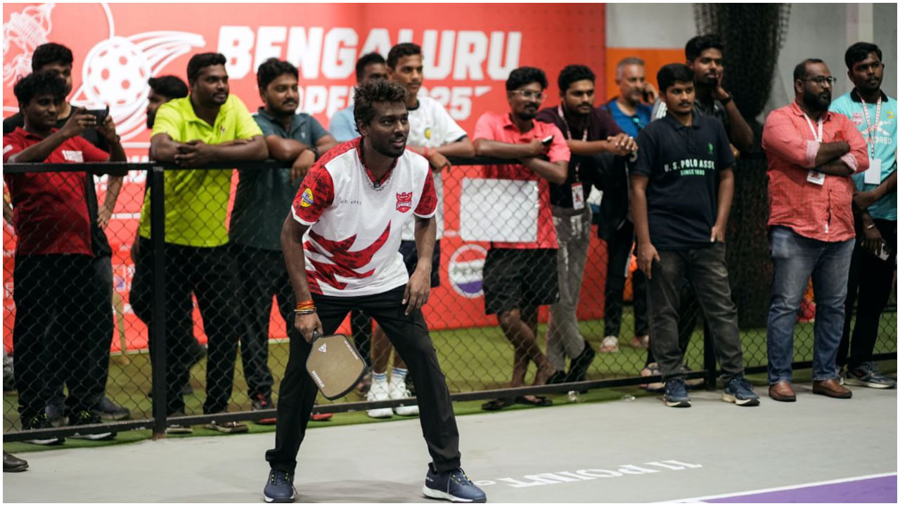 ಅ.10ರಿಂದ 12ರ ತನಕ ರೋಚಕ ಪಿಕಲ್ ಬಾಲ್ ಪಂದ್ಯಾವಳಿ ನಡೆಯಲಿವೆ. ಅದರ ಸಲುವಾಗಿ ಬೆಂಗಳೂರಿಗೆ ಆಗಮಿಸಿದ ತಮಿಳು ಸಿನಿಮಾರಂಗದ ಹೆಸರಾಂತ ಡೈರೆಕ್ಟರ್ ಅಟ್ಲಿ ಅವರು ‘ಬೆಂಗಳೂರು ಜವಾನ್ಸ್’ ಹೆಸರಿನ ತಂಡವನ್ನು ಖರೀದಿ ಮಾಡಿದ್ದಾರೆ. ಈ ಲೀಗ ಉದ್ಘಾಟಿಸಿ, ಸ್ಫರ್ಧಾಳುಗಳ ಜತೆ ಸ್ನೇಹಪೂರ್ವಕ ಮ್ಯಾಚ್ ಆಡಿದರು.