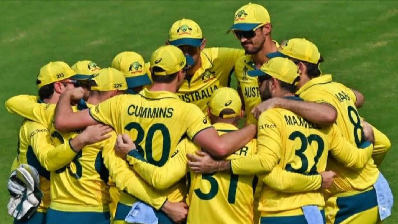 ಆಸ್ಟ್ರೇಲಿಯಾ ಏಕದಿನ ತಂಡ: ಮಿಚೆಲ್ ಮಾರ್ಷ್ (ನಾಯಕ), ಕ್ಸೇವಿಯರ್ ಬಾರ್ಟ್ಲೆಟ್, ಅಲೆಕ್ಸ್ ಕ್ಯಾರಿ, ಕೂಪರ್ ಕೊನೊಲಿ, ಬೆನ್ ದ್ವಾರ್ಶುಯಿಸ್, ನಾಥನ್ ಎಲ್ಲಿಸ್, ಕ್ಯಾಮರೋನ್ ಗ್ರೀನ್, ಜೋಶ್ ಹೇಝಲ್‌ವುಡ್, ಟ್ರಾವಿಸ್ ಹೆಡ್, ಜೋಶ್ ಇಂಗ್ಲಿಸ್, ಮಿಚೆಲ್ ಓವನ್, ಮ್ಯಾಥ್ಯೂ ರೆನ್‌ಶಾ, ಮ್ಯಾಥ್ಯೂ ಶಾರ್ಟ್, ಮಿಚೆಲ್ ಸ್ಟಾರ್ಕ್, ಆ್ಯಡಂ ಝಂಪಾ.