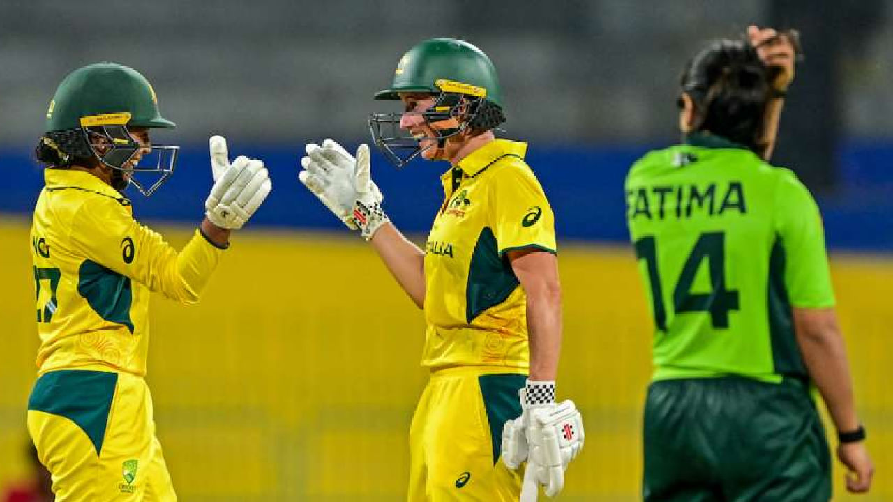 ಕೊಲಂಬೊದ ಆರ್​. ಪ್ರೇಮದಾಸ ಸ್ಟೇಡಿಯಂನಲ್ಲಿ ನಡೆದ ಮಹಿಳಾ ಏಕದಿನ ವಿಶ್ವಕಪ್​ನ 9ನೇ ಪಂದ್ಯದಲ್ಲಿ ಆಸ್ಟ್ರೇಲಿಯಾ ಮತ್ತು ಪಾಕಿಸ್ತಾನ್ ತಂಡಗಳು ಮುಖಾಮುಖಿಯಾಗಿದ್ದವು. ಈ ಪಂದ್ಯದಲ್ಲಿ ಮೊದಲು ಬ್ಯಾಟ್ ಮಾಡಿದ ಆಸ್ಟ್ರೇಲಿಯಾ ತಂಡವು 115 ರನ್​ಗಳಿಸುವಷ್ಟರಲ್ಲಿ 8 ವಿಕೆಟ್ ಕಳೆದುಕೊಂಡಿತು.