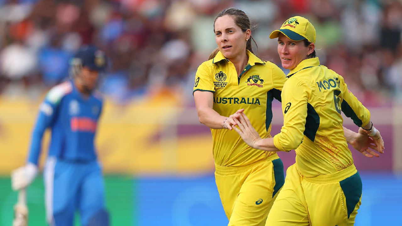 ವಿಶಾಖಪಟ್ಟಣದಲ್ಲಿ ನಡೆದ ಈ ಪಂದ್ಯದಲ್ಲಿ ಟಾಸ್ ಗೆದ್ದ ಆಸ್ಟ್ರೇಲಿಯಾ ಬೌಲಿಂಗ್ ಆಯ್ದುಕೊಂಡಿದ್ದರು. ಅದರಂತೆ ಮೊದಲು ಬ್ಯಾಟ್ ಮಾಡಿದ ಟೀಮ್ ಇಂಡಿಯಾ ಭರ್ಜರಿ ಬ್ಯಾಟಿಂಗ್ ಪ್ರದರ್ಶಿಸಿತು. ಈ ಬ್ಯಾಟಿಂಗ್ನೊಂದಿಗೆ ಭಾರತೀಯ ವನಿತೆಯರು ಕಲೆಹಾಕಿದ್ದು ಬರೋಬ್ಬರಿ 330 ರನ್ಗಳು.