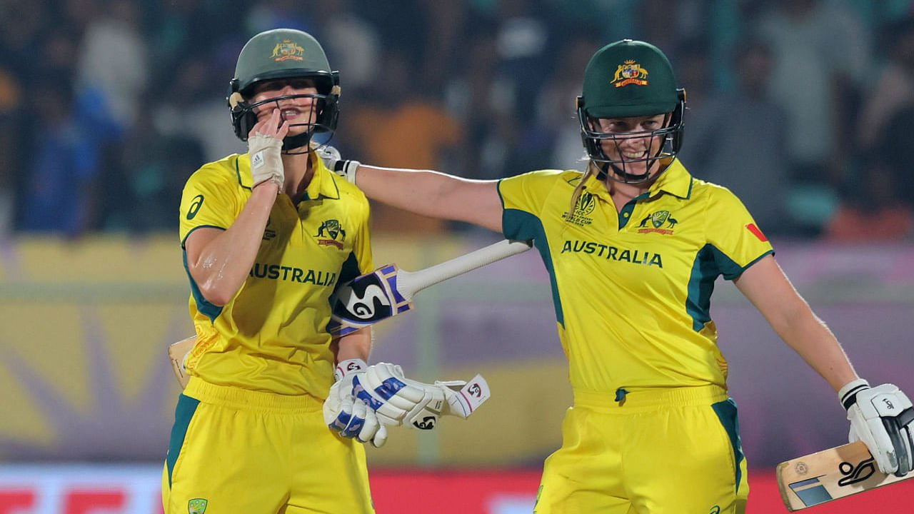 ಇದೀಗ ಟೀಮ್ ಇಂಡಿಯಾ ನೀಡಿದ 331 ರನ್ಗಳ ಟಾರ್ಗೆಟ್ ಅನ್ನು ಚೇಸ್ ಮಾಡಿ ಆಸ್ಟ್ರೇಲಿಯಾ ವನಿತೆಯರು ಮಹಿಳಾ ಏಕದಿನ ಕ್ರಿಕೆಟ್ನಲ್ಲಿ ಹೊಸ ಇತಿಹಾಸ ಬರೆಯುವಲ್ಲಿ ಯಶಸ್ವಿಯಾಗಿದ್ದಾರೆ. ಈ ಅಮೋಘ ಗೆಲುವಿನೊಂದಿಗೆ ಆಸ್ಟ್ರೇಲಿಯಾ ತಂಡವು ಮಹಿಳಾ ಏಕದಿನ ವಿಶ್ವಕಪ್ನ ಅಂಕ ಪಟ್ಟಿಯಲ್ಲಿ ಅಗ್ರಸ್ಥಾನವನ್ನು ಅಲಂಕರಿಸಿದೆ.