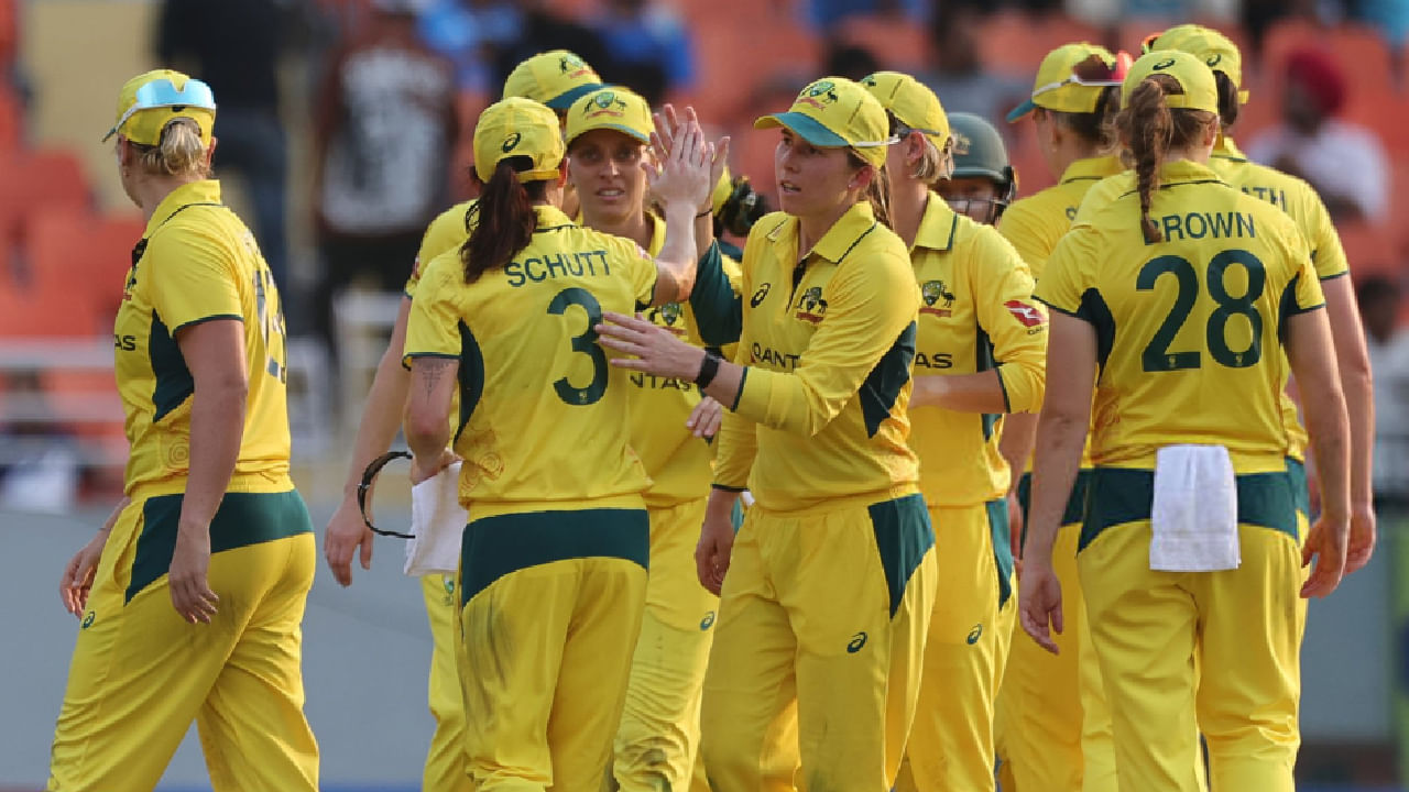 ಇನ್ನು ಆಡಿರುವ 5 ಪಂದ್ಯಗಳಲ್ಲಿ 4 ಗೆಲುವು ಸಾಧಿಸಿರುವ ಆಸ್ಟ್ರೇಲಿಯಾ ಒಟ್ಟು 9 ಅಂಕಗಳನ್ನು ಪಡೆದುಕೊಂಡಿದ್ದು, ಈ ಮೂಲಕ ಸೆಮಿಫೈನಲ್​ಗೆ ಅರ್ಹತೆಗಿಟ್ಟಿಸಿಕೊಂಡಿದೆ. ಇಲ್ಲಿ ಆಸ್ಟ್ರೇಲಿಯಾ-ಶ್ರೀಲಂಕಾ ನಡುವಣ ಪಂದ್ಯವು ಮಳೆಯ ಕಾರಣ ರದ್ದಾದ ಕಾರಣ ಒಂದು ಅಂಕ ನೀಡಲಾಗಿತ್ತು. ಅದರಂತೆ ಇದೀಗ 9 ಅಂಕಗಳೊಂದಿಗೆ ಆಸ್ಟ್ರೇಲಿಯಾ ತಂಡವು ನಾಕೌಟ್​ ಹಂತಕ್ಕೇರಿದೆ.