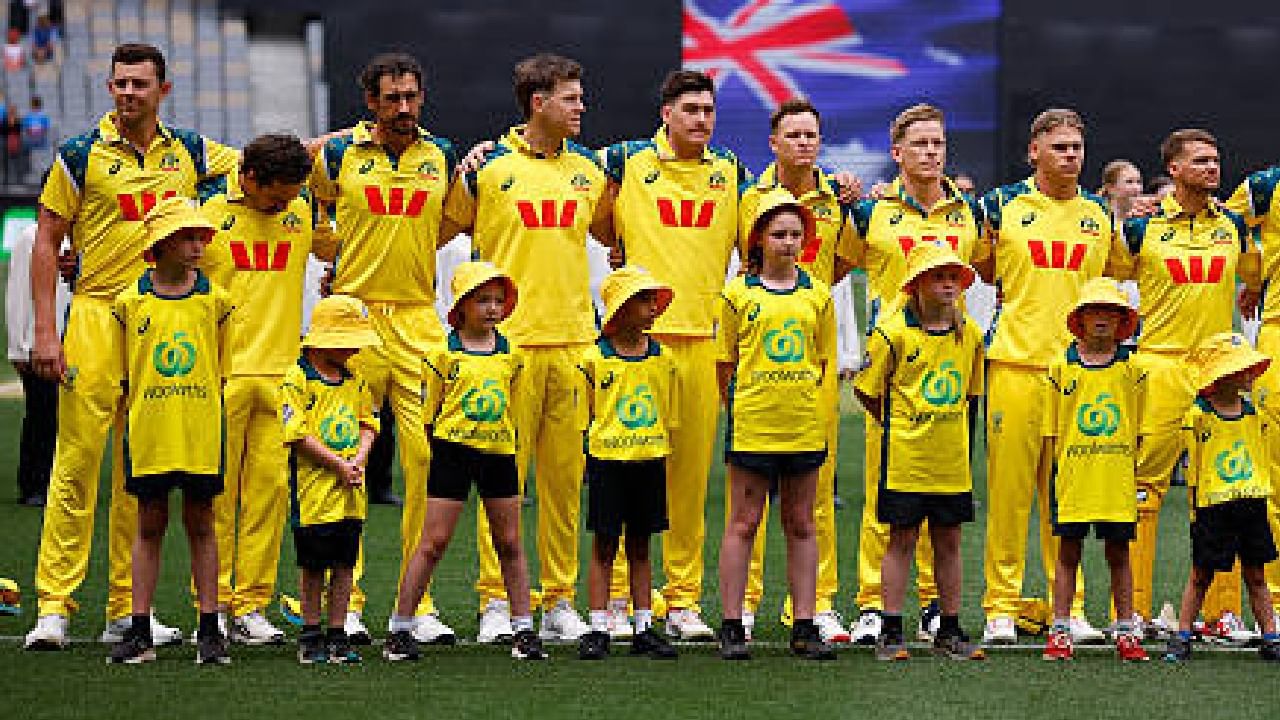 ಆಸ್ಟ್ರೇಲಿಯಾ ಟಿ20 ತಂಡ: ಮಿಚೆಲ್ ಮಾರ್ಷ್ (ನಾಯಕ), ಶಾನ್ ಅಬಾಟ್ (ಮೊದಲ ಮೂರು ಪಂದ್ಯಗಳಿಗೆ ಮಾತ್ರ), ಕ್ಸೇವಿಯರ್ ಬಾರ್ಟ್ಲೆಟ್, ಮಹ್ಲಿ ಬಿಯರ್ಡ್ಮನ್ (ಕೊನೆಯ 3 ಪಂದ್ಯಗಳಿಗೆ ಮಾತ್ರ), ಟಿಮ್ ಡೇವಿಡ್, ಬೆನ್ ದ್ವಾರ್ಶುಯಿಸ್ (ಕೊನೆಯ ಎರಡು ಪಂದ್ಯಗಳಿಗೆ), ನಾಥನ್ ಎಲ್ಲಿಸ್, ಜೋಶ್ ಹೇಝಲ್ವುಡ್ (ಮೊದಲೆರಡು ಪಂದ್ಯಗಳಿಗೆ ಮಾತ್ರ), ಟ್ರಾವಿಸ್ ಹೆಡ್, ಜೋಶ್ ಇಂಗ್ಲಿಸ್, ಮ್ಯಾಥ್ಯೂ ಕುಹ್ನೆಮನ್, ಗ್ಲೆನ್ ಮ್ಯಾಕ್ಸ್ವೆಲ್ (ಕೊನೆಯ ಮೂರು ಪಂದ್ಯಗಳಿಗೆ ಮಾತ್ರ), ಮಿಚೆಲ್ ಓವನ್, ಜೋಶ್ ಫಿಲಿಪ್, ಮ್ಯಾಥ್ಯೂ ಶಾರ್ಟ್, ಮಾರ್ಕಸ್ ಸ್ಟೊಯಿನಿಸ್, ತನ್ವೀರ್ ಸಂಘ, ಆ್ಯಡಂ ಝಂಪಾ (ಮೊದಲ ಪಂದ್ಯಕ್ಕೆ ಅಲಭ್ಯ).