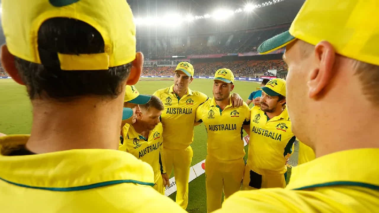 ಭಾರತದ ವಿರುದ್ಧ ಸರಣಿಗಾಗಿ ಆಸ್ಟ್ರೇಲಿಯಾ ತಂಡಗಳನ್ನು (Australia Squad) ಪ್ರಕಟಿಸಲಾಗಿದೆ. ಈ ಸರಣಿಗೆ ನಾಯಕ ಪ್ಯಾಟ್ ಕಮಿನ್ಸ್ ಅಲಭ್ಯರಾಗಿದ್ದು, ಹೀಗಾಗಿ ಏಕದಿನ ಹಾಗೂ ಟಿ20 ತಂಡಗಳನ್ನು ಆಲ್ರೌಂಡರ್ ಮಿಚೆಲ್ ಮಾರ್ಷ್ ಮುನ್ನಡೆಸಲಿದ್ದಾರೆ. ಇನ್ನು ಈ ಸರಣಿಗಾಗಿ ಆಯ್ಕೆಯಾಗಿರುವ ಆಸ್ಟ್ರೇಲಿಯನ್ ಆಟಗಾರರ ಪಟ್ಟಿ ಈ ಕೆಳಗಿನಂತಿದೆ...