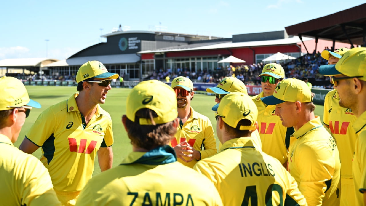 ಆಸ್ಟ್ರೇಲಿಯಾ ಟಿ20 ತಂಡ (ಮೊದಲ ಎರಡು ಪಂದ್ಯಗಳಿಗೆ): ಮಿಚೆಲ್ ಮಾರ್ಷ್ (ನಾಯಕ), ಶಾನ್ ಅಬಾಟ್, ಕ್ಸೇವಿಯರ್ ಬಾರ್ಟ್ಲೆಟ್, ಟಿಮ್ ಡೇವಿಡ್, ಬೆನ್ ದ್ವಾರ್ಶುಯಿಸ್, ನಾಥನ್ ಎಲ್ಲಿಸ್, ಜೋಶ್ ಹೇಝಲ್‌ವುಡ್, ಟ್ರಾವಿಸ್ ಹೆಡ್, ಜೋಶ್ ಇಂಗ್ಲಿಸ್, ಮ್ಯಾಥ್ಯೂ ಕುಹ್ನೆಮನ್, ಮಿಚೆಲ್ ಓವನ್, ಮ್ಯಾಥ್ಯೂ ಶಾರ್ಟ್, ಮಾರ್ಕಸ್ ಸ್ಟೊಯಿನಿಸ್, ಆ್ಯಡಂ ಝಂಪಾ.