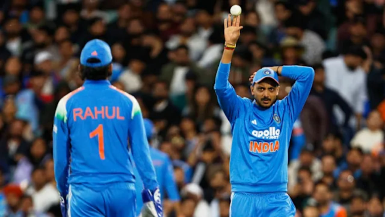 ಮೊದಲಿಗೆ ಆಸ್ಟ್ರೇಲಿಯಾದ ಈ ಗೆಲುವಿನ ಕ್ರೆಡಿಟ್ ಮ್ಯಾಥ್ಯೂ ಶಾರ್ಟ್ಗೆ ಸಲ್ಲಬೇಕು. ಇದರ ಜೊತೆಗೆ ಅವರಿಗೆ ಮೂರು ಮೂರು ಜೀವದಾನ ನೀಡಿದ ಟೀಂ ಇಂಡಿಯಾ ಫಿಲ್ಡರ್ಗಳಿಗೂ ಸಲ್ಲಬೇಕು. ವಾಸ್ತವವಾಗಿ ಆಸೀಸ್ ಇನ್ನಿಂಗ್ಸ್ನ 16 ನೇ ಓವರ್ನಲ್ಲಿ, ನಿತೀಶ್ ರೆಡ್ಡಿ ಬೌಲಿಂಗ್ನಲ್ಲಿ ಪಾಯಿಂಟ್ನಲ್ಲಿ ನಿಂತಿದ್ದ ಅಕ್ಷರ್ ಪಟೇಲ್ ಶಾರ್ಟ್ ಅವರ ಸುಲಭ ಕ್ಯಾಚ್ ಅನ್ನು ಕೈಬಿಟ್ಟರು. ಆ ಸಮಯದಲ್ಲಿ ಶಾರ್ಟ್ 24 ರನ್ ಬಾರಿಸಿ ಬ್ಯಾಟಿಂಗ್ ಮಾಡುತ್ತಿದ್ದರು. ಒಂದು ವೇಳೆ ಅಕ್ಷರ್ ಆ ಕ್ಯಾಚ್ ತೆಗೆದುಕೊಂಡಿದ್ದರೆ, ಪಂದ್ಯ ಭಾರತದತ್ತ ವಾಲುತ್ತಿತ್ತು.