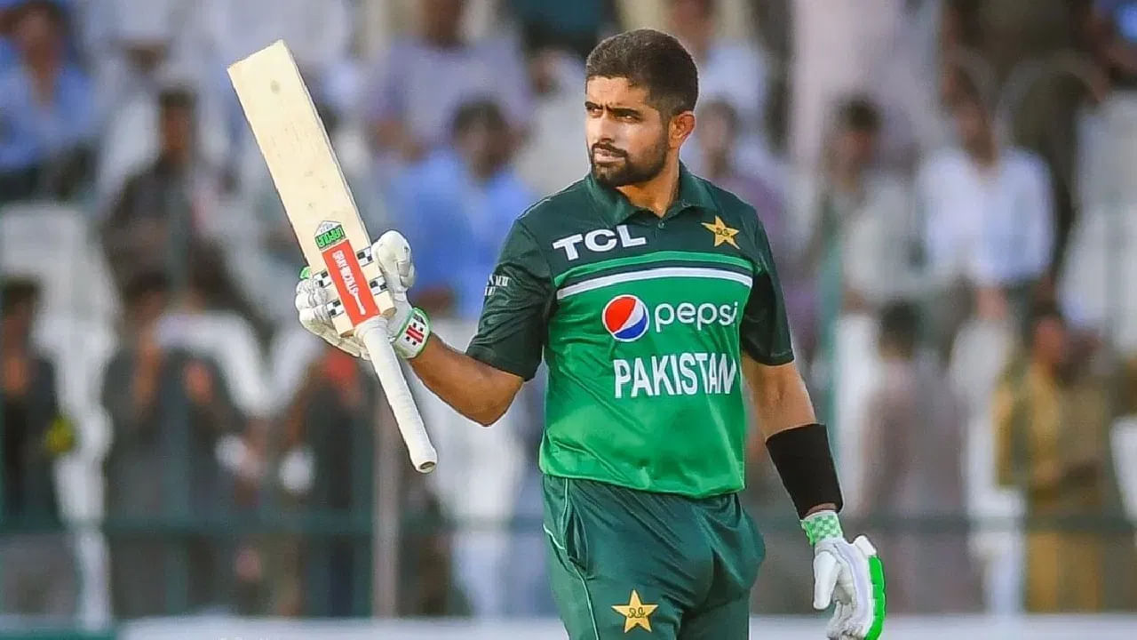 ಪಾಕಿಸ್ತಾನ್ ಪರ ಈವರೆಗೆ 129 ಟಿ೨೦ ಪಂದ್ಯಗಳನ್ನಾಡಿರುವ ಬಾಬರ್ ಆಝಂ 122 ಇನಿಂಗ್ಸ್ ಗಳಲ್ಲಿ ಬ್ಯಾಟ್ ಬೀಸಿದ್ದಾರೆ. ಈ ವೇಳೆ 8 ಬಾರಿ ಶೂನ್ಯಕ್ಕೆ ಔಟಾಗಿದ್ದಾರೆ. ಈ ಮೂಲಕ ಟಿ೨೦ ಅಂತಾರಾಷ್ಟ್ರೀಯ ಕ್ರಿಕೆಟ್‌ನಲ್ಲಿ ಅತೀ ಹೆಚ್ಚು ಬಾರಿ ಝೀರೋಗೆ ಔಟಾದ ಬ್ಯಾಟ್ಸ್‌ಮನ್‌ಗಳ ಪಟ್ಟಿಯಲ್ಲಿ ಬಾಬರ್ ಆಝಂ ಕಳಪೆ ದಾಖಲೆಯೊಂದನ್ನು ನಿರ್ಮಿಸಿದ್ದಾರೆ.