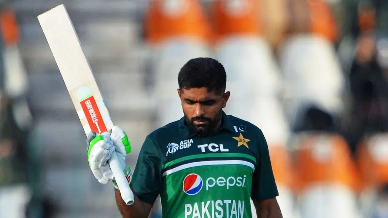 ರಾವಲ್ಪಿಂಡಿಯಲ್ಲಿ ನಡೆದ ಸೌತ್ ಆಫ್ರಿಕಾ ವಿರುದ್ಧದ ಮೊದಲ ಟಿ೨೦ ಪಂದ್ಯದಲ್ಲಿ ಬಾಬರ್ ಆಝಂ ಶೂನ್ಯಕ್ಕೆ ಔಟಾಗಿದ್ದರು. ಹೀಗೆ ಸೊನ್ನೆ ಸುತ್ತುವ ಮೂಲಕ ಪಾಕ್ ಪರ ಟಿ೨೦ ಅಂತಾರಾಷ್ಟ್ರೀಯ ಕ್ರಿಕೆಟ್‌ನಲ್ಲಿ ಅತ್ಯಧಿಕ ಬಾರಿ ಝೀರೋಗೆ ಔಟಾದ ಬ್ಯಾಟರ್​ಗಳ ಪಟ್ಟಿಯಲ್ಲಿ ಬಾಬರ್ ಮೂರನೇ ಸ್ಥಾನಕ್ಕೇರಿದ್ದಾರೆ.