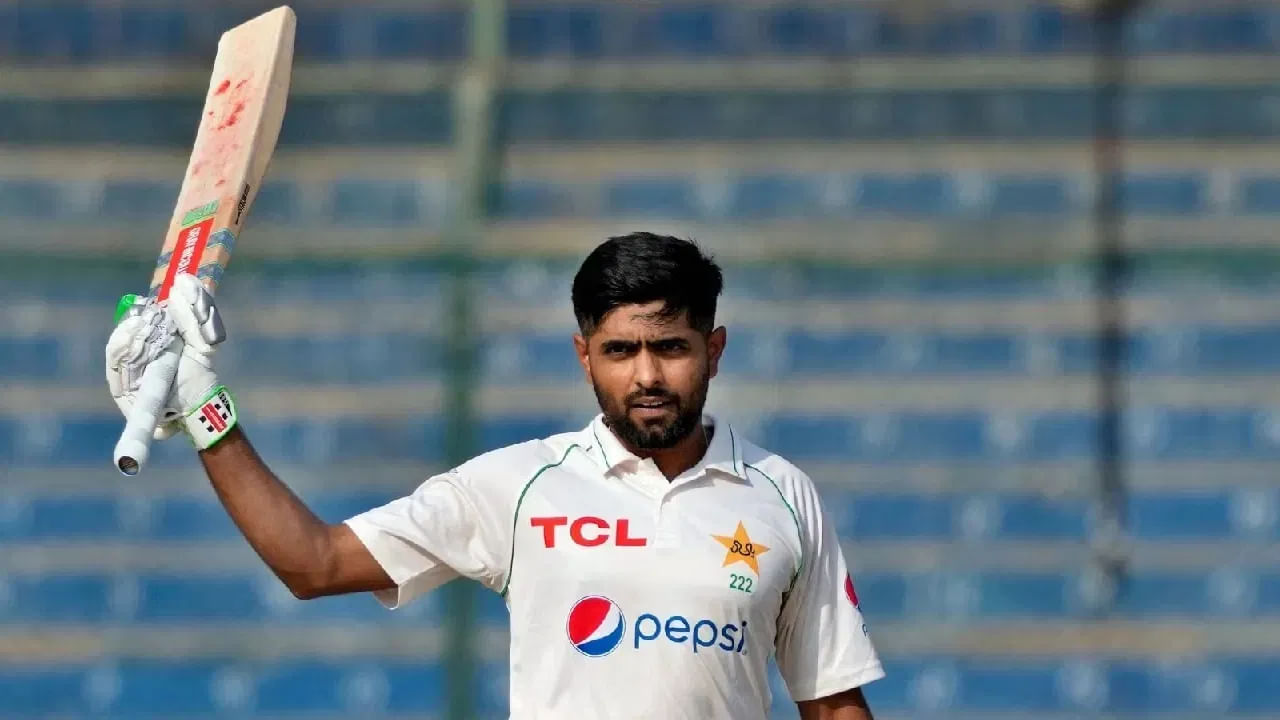 ಅಷ್ಟೇ ಅಲ್ಲದೆ ಕಳೆದ 28 ಟೆಸ್ಟ್ ಇನಿಂಗ್ಸ್ಗಳಲ್ಲಿ ಕಲೆಹಾಕಿದ್ದು ಕೇವಲ 651 ರನ್ಗಳು ಮಾತ್ರ. ಇದರ ನಡುವೆ ಬಾರಿಸಿರುವುದು ಕೇವಲ 3 ಅರ್ಧಶತಕಗಳನ್ನು ಮಾತ್ರ ಎಂದರೆ ನಂಬಲೇಬೇಕು. ಅಂದರೆ ಕೇವಲ 24 ರ ಸರಾಸರಿಯಲ್ಲಿ ರನ್ ಕಲೆಹಾಕಿರುವ ಬಾಬರ್ ಆಝಂ ಅವರನ್ನು ತಂಡದಿಂದ ಕೈ ಬಿಡಬೇಕೆಂಬ ಕೂಗುಗಳು ಕೇಳಿ ಬರಲಾರಂಭಿಸಿದೆ.