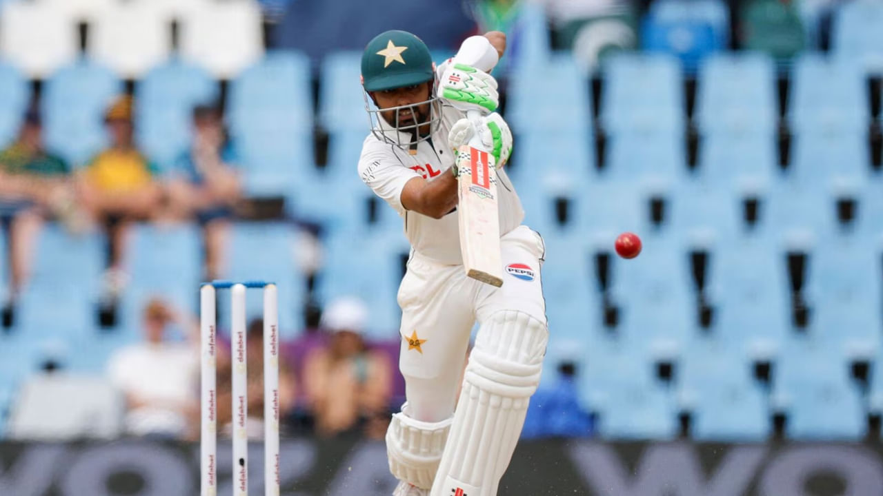 ಪಾಕಿಸ್ತಾನ ನಾಯಕ ಶಾನ್ ಮಸೂದ್ ಔಟಾದ ನಂತರ ಕ್ರೀಸ್​ಗೆ ಬಂದ ಬಾಬರ್, ಉತ್ತಮ ಆರಂಭವನ್ನು ಪಡೆದುಕೊಂಡರು. ಆದರೆ ದಕ್ಷಿಣ ಆಫ್ರಿಕಾದ ಸ್ಪಿನ್ನರ್ ಸೈಮನ್ ಹಾರ್ಮರ್ ಎಸೆತದಲ್ಲಿ ಎಲ್ಬಿಡಬ್ಲ್ಯೂ ಆಗಿ ವಿಕೆಟ್ ಒಪ್ಪಿಸಿದರು. ಅಂತಿಮವಾಗಿ ಬಾಬರ್ 48 ಎಸೆತಗಳಲ್ಲಿ ನಾಲ್ಕು ಬೌಂಡರಿಗಳ ಸಹಾಯದಿಂದ 23 ರನ್ ಗಳಿಸಿ ಪೆವಿಲಿಯನ್‌ಗೆ ಮರಳಿದರು. ಇದು ಅವರ ಶತಕದ ಕಾಯುವಿಕೆಯನ್ನು ಮತ್ತಷ್ಟು ವಿಸ್ತರಿಸಿತು.