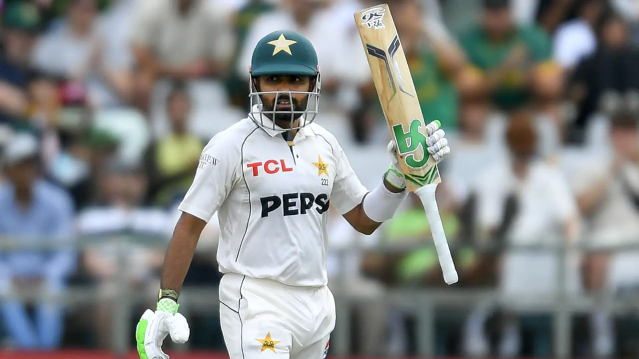 ಬಾಬರ್ ಆಝಂ ಕಳೆದ ಮೂರು ವರ್ಷಗಳಲ್ಲಿ ಟೆಸ್ಟ್ ಕ್ರಿಕೆಟ್‌ನಲ್ಲಿ ಶತಕ ಗಳಿಸಿಲ್ಲ. ಡಿಸೆಂಬರ್ 26, 2022 ರಂದು ಕರಾಚಿಯಲ್ಲಿ ನಡೆದಿದ್ದ ನ್ಯೂಜಿಲೆಂಡ್ ವಿರುದ್ಧದ ಪಂದ್ಯದಲ್ಲಿ 161 ರನ್ ಬಾರಿಸಿದ್ದ ಬಾಬರ್ ಅಂದಿನಿಂದ ಈ ಸ್ವರೂಪದಲ್ಲಿ ಶತಕ ಗಳಿಸಿಲ್ಲ. 