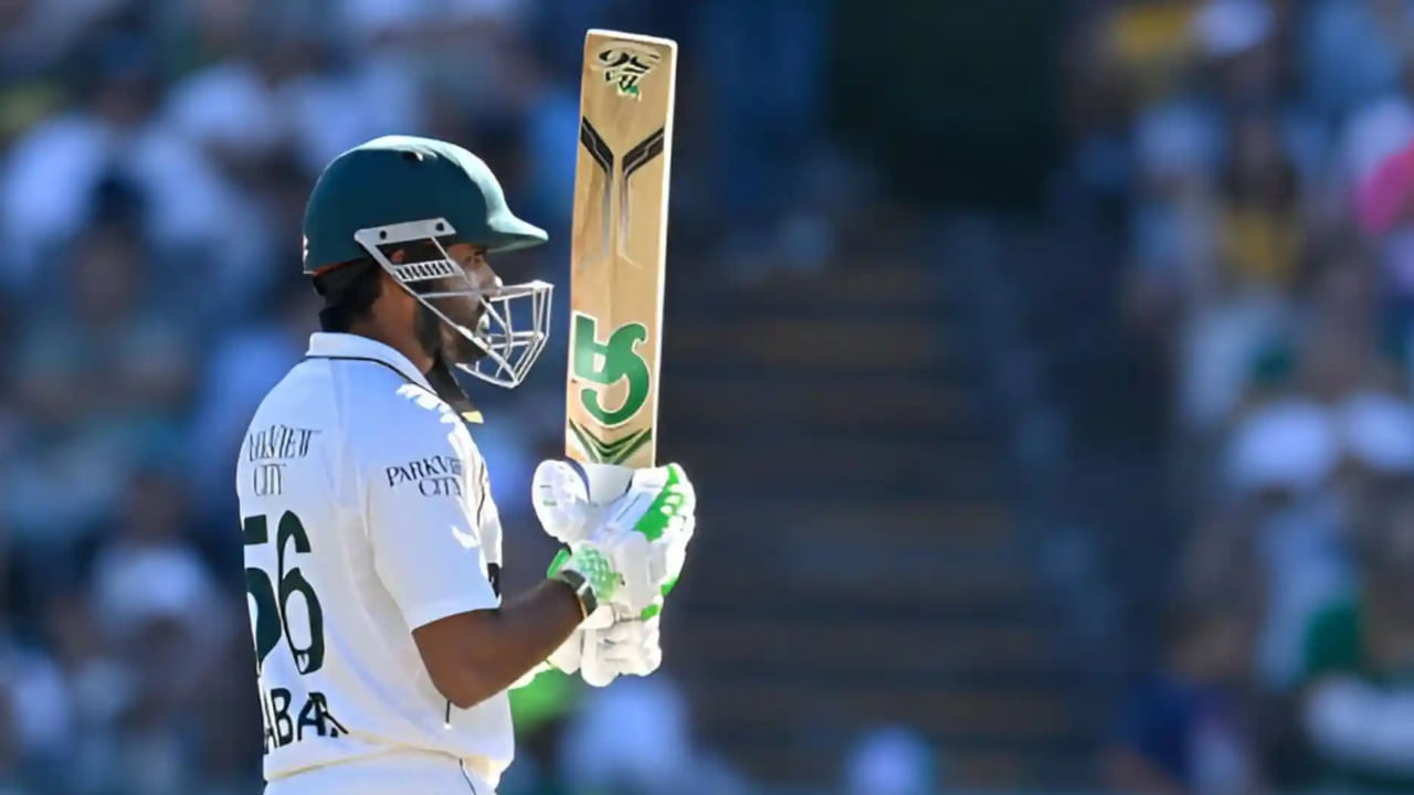 ಬಾಬರ್ ಇಲ್ಲಿಯವರೆಗೆ 60 ಟೆಸ್ಟ್ ಪಂದ್ಯಗಳನ್ನು ಆಡಿದ್ದಾರೆ. 109 ಇನ್ನಿಂಗ್ಸ್‌ಗಳಲ್ಲಿ, ಅವರು 42.58 ರ ಸರಾಸರಿಯಲ್ಲಿ 4258 ರನ್ ಗಳಿಸಿದ್ದಾರೆ, ಇದರಲ್ಲಿ ಒಂಬತ್ತು ಶತಕಗಳು ಮತ್ತು 29 ಅರ್ಧಶತಕಗಳು ಸೇರಿವೆ. ಏಕದಿನ ಪಂದ್ಯಗಳಲ್ಲಿ ಬಾಬರ್ 134 ಪಂದ್ಯಗಳಲ್ಲಿ 19 ಶತಕಗಳು ಮತ್ತು 128 ಟಿ20ಗಳಲ್ಲಿ ಮೂರು ಶತಕಗಳನ್ನು ಸಿಡಿಸಿದ್ದಾರೆ.