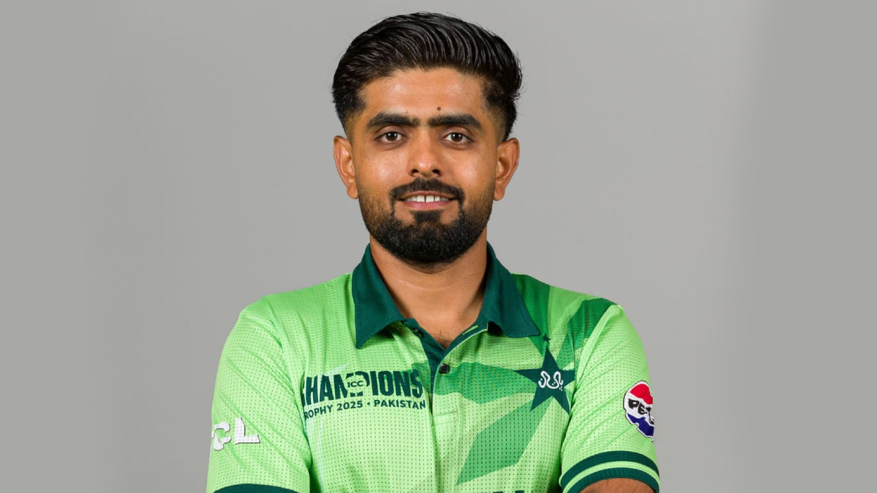 ಬಾಬರ್ ಆಝಂ: ಪಾಕಿಸ್ತಾನ್ ತಂಡದ ಸ್ಟಾರ್ ಬ್ಯಾಟರ್ ಬಾಬರ್ ಆಝಂ ಈ ಬಾರಿ ಒಂದು ಸ್ಥಾನ ಕುಸಿತ ಕಂಡಿದ್ದಾರೆ. ಈ ಮೂಲಕ 739 ಅಂಕಗಳೊಂದಿಗೆ ಏಕದಿನ ಬ್ಯಾಟರ್​​ಗಳ ರ್ಯಾಂಕಿಂಗ್ ಪಟ್ಟಿಯಲ್ಲಿ ನಾಲ್ಕನೇ ಸ್ಥಾನವನ್ನು ಅಲಂಕರಿಸಿದ್ದಾರೆ.