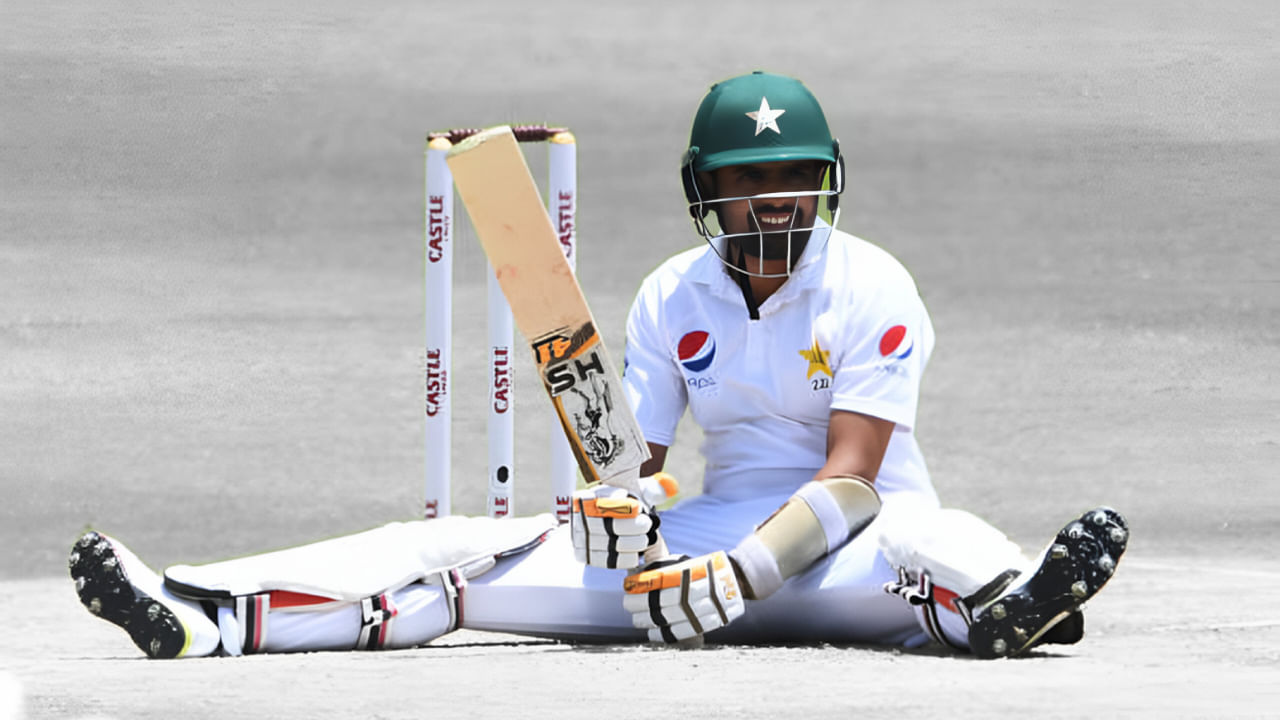 ಪಾಕಿಸ್ತಾನ್ ತಂಡದ ಸ್ಟಾರ್ ಬ್ಯಾಟರ್ ಬಾಬರ್ ಆಝಂ ಟೆಸ್ಟ್ ಶತಕ ಬಾರಿಸದೇ ಮೂರು ವರ್ಷಗಳೇ ಕಳೆದಿವೆ. ಈ ಕಾಯುವಿಕೆ ಇದೀಗ ಸೌತ್ ಆಫ್ರಿಕಾ ವಿರುದ್ಧದ ಸರಣಿಯಲ್ಲೂ ಮುಂದುವರೆದಿದೆ. ಲಾಹೋರ್ನಲ್ಲಿ ನಡೆದ ಮೊದಲ ಟೆಸ್ಟ್ ಪಂದ್ಯದಲ್ಲಿ ಬಾಬರ್ 23, 42 ರನ್ಗಳಿಸಿ ಔಟಾಗಿದ್ದರು.