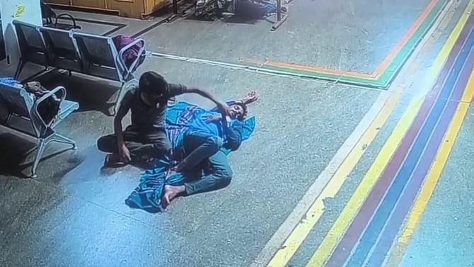 ಬಳ್ಳಾರಿ: ಆಸ್ಪತ್ರೆಯಲ್ಲಿ ಮಲಗಿದ ಹಾಗೆ ನಟನೆ ಮಾಡಿ ಮೊಬೈಲ್ ಎಗಿರಿಸಿದ ಖದೀಮ