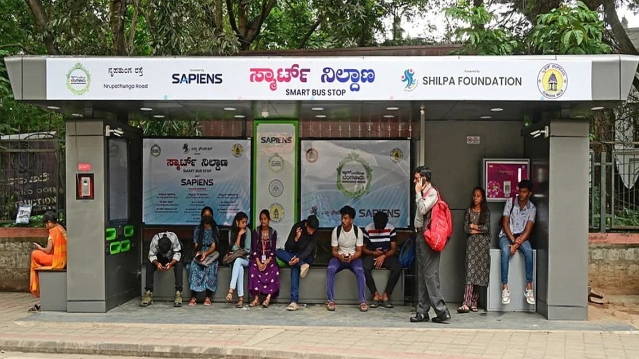 ಬೆಂಗಳೂರು: ಒಂದೇ ವರ್ಷಕ್ಕೆ ಹಳ್ಳಹಿಡಿದ 'ಸ್ಮಾರ್ಟ್ ಬಸ್ ನಿಲ್ದಾಣ'; ಮಹಿಳೆಯರ ಸುರಕ್ಷತೆಗೆ ನಿರ್ಮಿಸಿದ್ದ ನಿಲ್ದಾಣ ಅಧ್ವಾನ