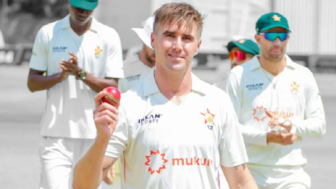 ಝಿಂಬಾಬ್ವೆ ತಂಡದ ಆಲ್ರೌಂಡರ್ ಬ್ರಾಡ್ ಇವನ್ಸ್ (Brad Evans) ಟೆಸ್ಟ್ ಕ್ರಿಕೆಟ್ನಲ್ಲಿ ಹೊಸ ದಾಖಲೆ ನಿರ್ಮಿಸಿದ್ದಾರೆ. ಅದು ಕೂಡ ಕೇವಲ 9.3 ಓವರ್ಗಳಲ್ಲಿ 5 ವಿಕೆಟ್ ಕಬಳಿಸುವ ಮೂಲಕ ಎಂಬುದು ವಿಶೇಷ. ಅಫ್ಘಾನಿಸ್ತಾನ್ ವಿರುದ್ಧದ ಈ ಪಂದ್ಯದಲ್ಲಿ ಟಾಸ್ ಗೆದ್ದ ಝಿಂಬಾಬ್ವೆ ತಂಡವು ಬೌಲಿಂಗ್ ಆಯ್ದುಕೊಂಡಿದ್ದರು.