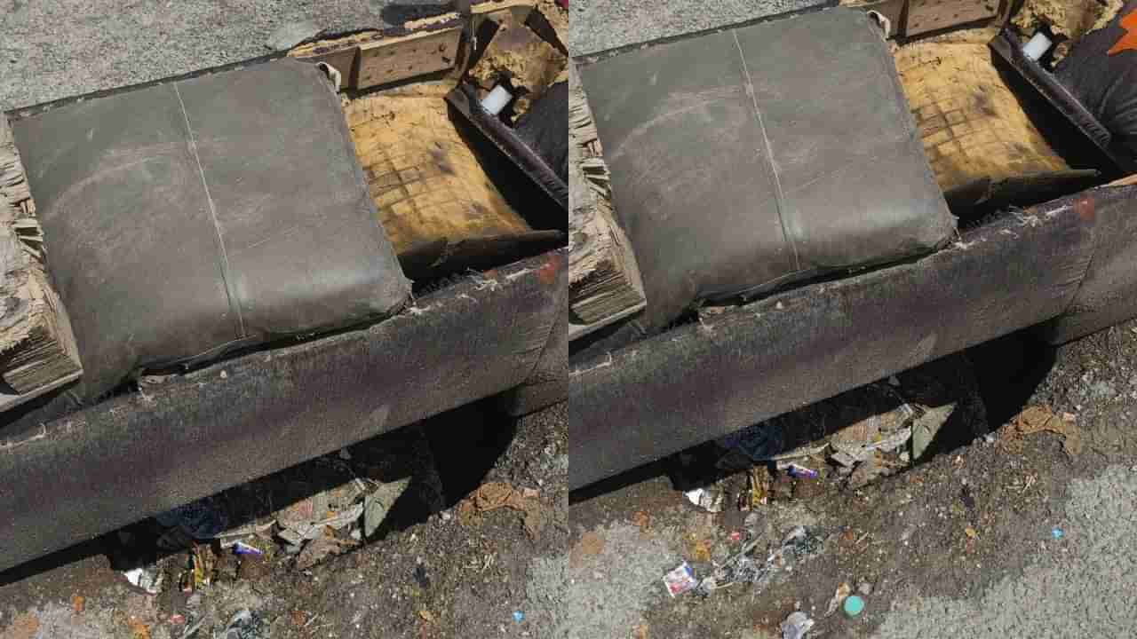 ಇದು ರಾಜ್ಯದ ದುಸ್ಥಿತಿ: ಹಳೆ ಸೋಫಾದಿಂದ ರಸ್ತೆ ಗುಂಡಿ ಮುಚ್ಚಿದ ಬೆಂಗಳೂರಿನ ಜನ