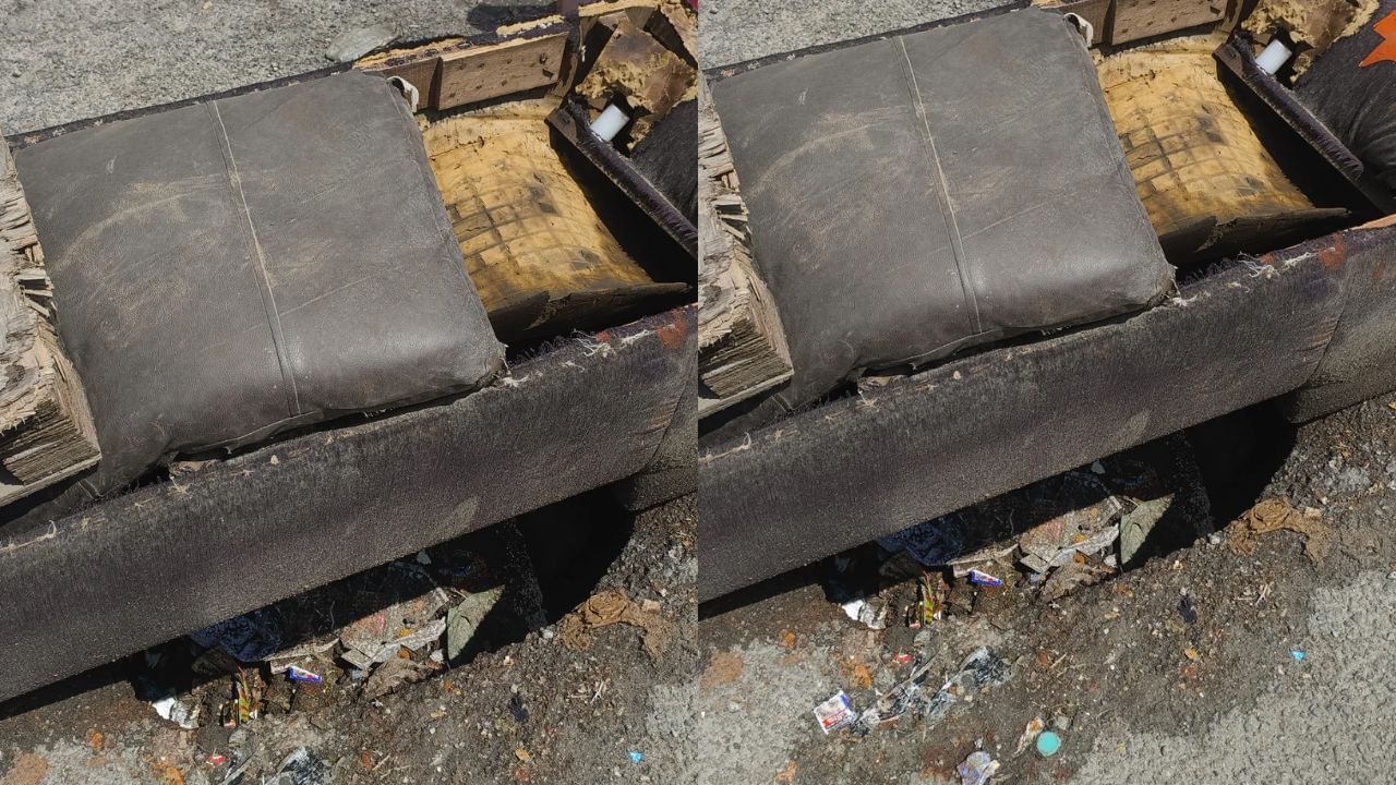 ಇದು ರಾಜ್ಯದ ದುಸ್ಥಿತಿ: ಹಳೆ ಸೋಫಾದಿಂದ ರಸ್ತೆ ಗುಂಡಿ ಮುಚ್ಚಿದ ಬೆಂಗಳೂರಿನ ಜನ ಇದು ರಾಜ್ಯದ ದುಸ್ಥಿತಿ: ಹಳೆ ಸೋಫಾದಿಂದ ರಸ್ತೆ ಗುಂಡಿ ಮುಚ್ಚಿದ ಬೆಂಗಳೂರಿನ ಜನ