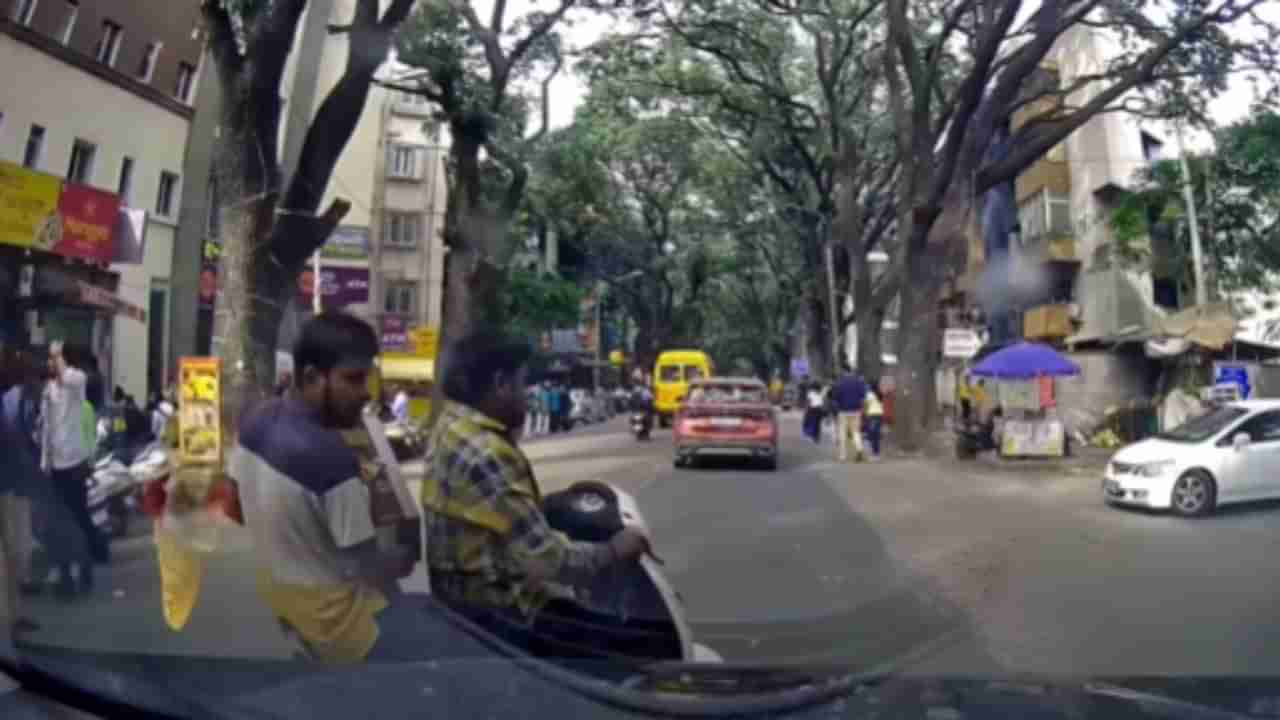 ಬೆಂಗಳೂರು: ಹೆಲ್ಮೆಟ್ ಇಲ್ಲ, ಮೊಬೈಲ್​​​​ನಲ್ಲಿ ಮಾತನಾಡುತ್ತಾ ಬಂದು ಕಾರಿಗೆ ಡಿಕ್ಕಿ ಹೊಡೆದ ಬೈಕ್​​ ಸವಾರ