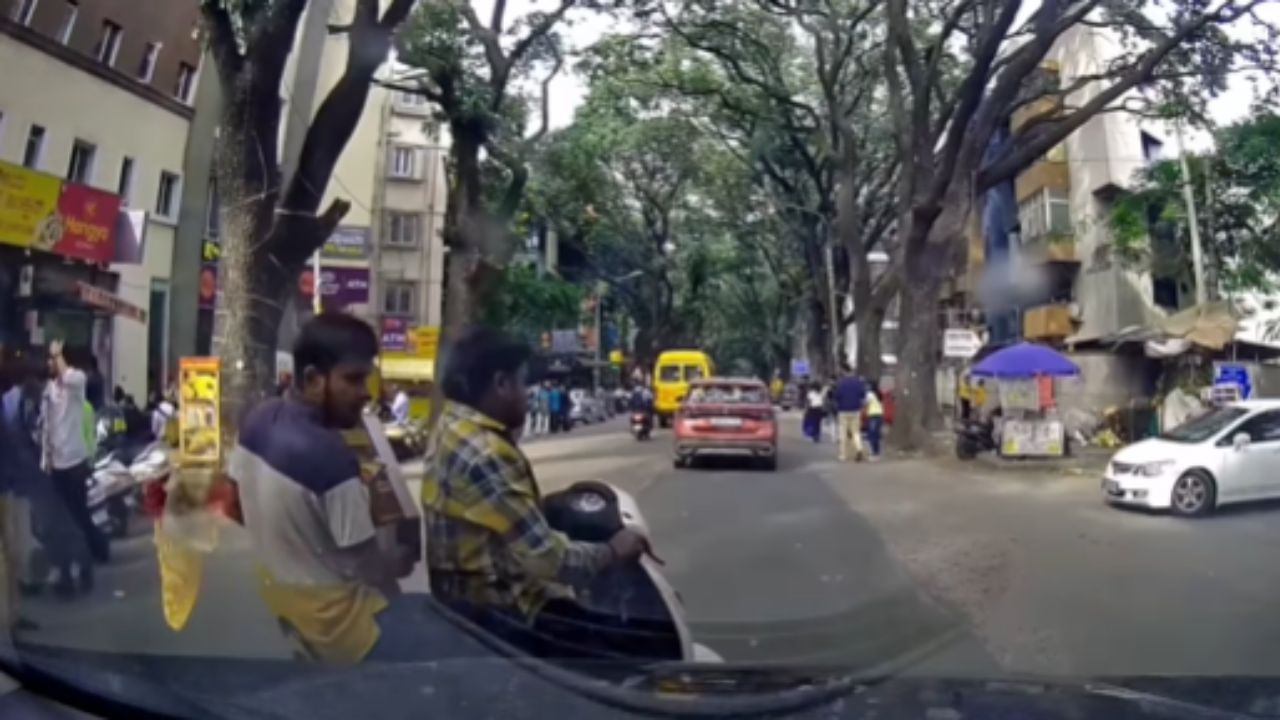 ಬೆಂಗಳೂರು: ಹೆಲ್ಮೆಟ್ ಇಲ್ಲ, ಮೊಬೈಲ್​​​​ನಲ್ಲಿ ಮಾತನಾಡುತ್ತಾ ಬಂದು ಕಾರಿಗೆ ಡಿಕ್ಕಿ ಹೊಡೆದ ಬೈಕ್​​ ಸವಾರ