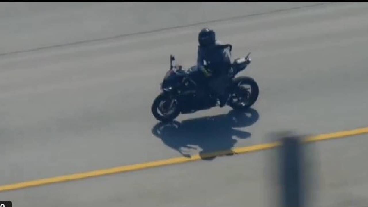 Video: ಪೊಲೀಸರನ್ನು ಕೊಂದು ಪರಾರಿಯಾಯಾಗುತ್ತಿದ್ದ ವ್ಯಕ್ತಿಯ ಬೈಕ್ ಕಾರಿಗೆ ಡಿಕ್ಕಿ, ಭಯಾನಕ ವಿಡಿಯೋ Video: ಪೊಲೀಸರನ್ನು ಕೊಂದು ಪರಾರಿಯಾಯಾಗುತ್ತಿದ್ದ ವ್ಯಕ್ತಿಯ ಬೈಕ್ ಕಾರಿಗೆ ಡಿಕ್ಕಿ, ಭಯಾನಕ ವಿಡಿಯೋ