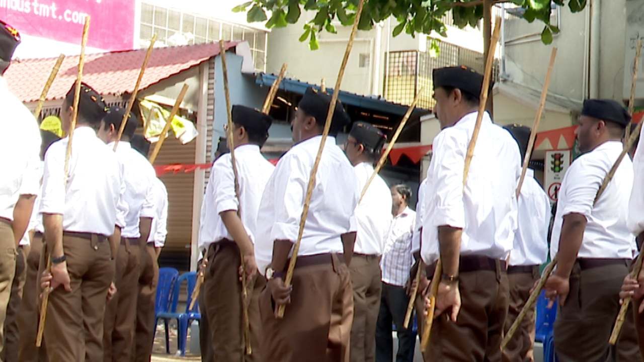 ಬೆಂಗಳೂರಿನಲ್ಲಿ ಒಂದೇ ದಿನ ನೂರು ಸ್ಥಳದಲ್ಲಿ ಆರ್​ಎಸ್​​ಎಸ್​​​ ಪಥ ಸಂಚಲನ ಆಯೋಜನೆ ಮಾಡಲಾಗಿತ್ತು. ಅದರಂತೆ ಪದ್ಮನಾಭ ನಗರ, ಜಯ ನಗರ, ಮಹಾಲಕ್ಷ್ಮಿ ಲೇಔಟ್, ಮಲ್ಲೇಶ್ವರಂ ವಿಧಾನಸಭಾ ಕ್ಷೇತ್ರ ಸೇರಿ ಬೆಂಗಳೂರಿನ 100 ಸ್ಥಳದಲ್ಲಿ ಆರ್​​ಎಸ್​ಎಸ್​​ ಕಾರ್ಯಕರ್ತರು ಪಥಸಂಚಲನ ಮಾಡಿದರು. 
