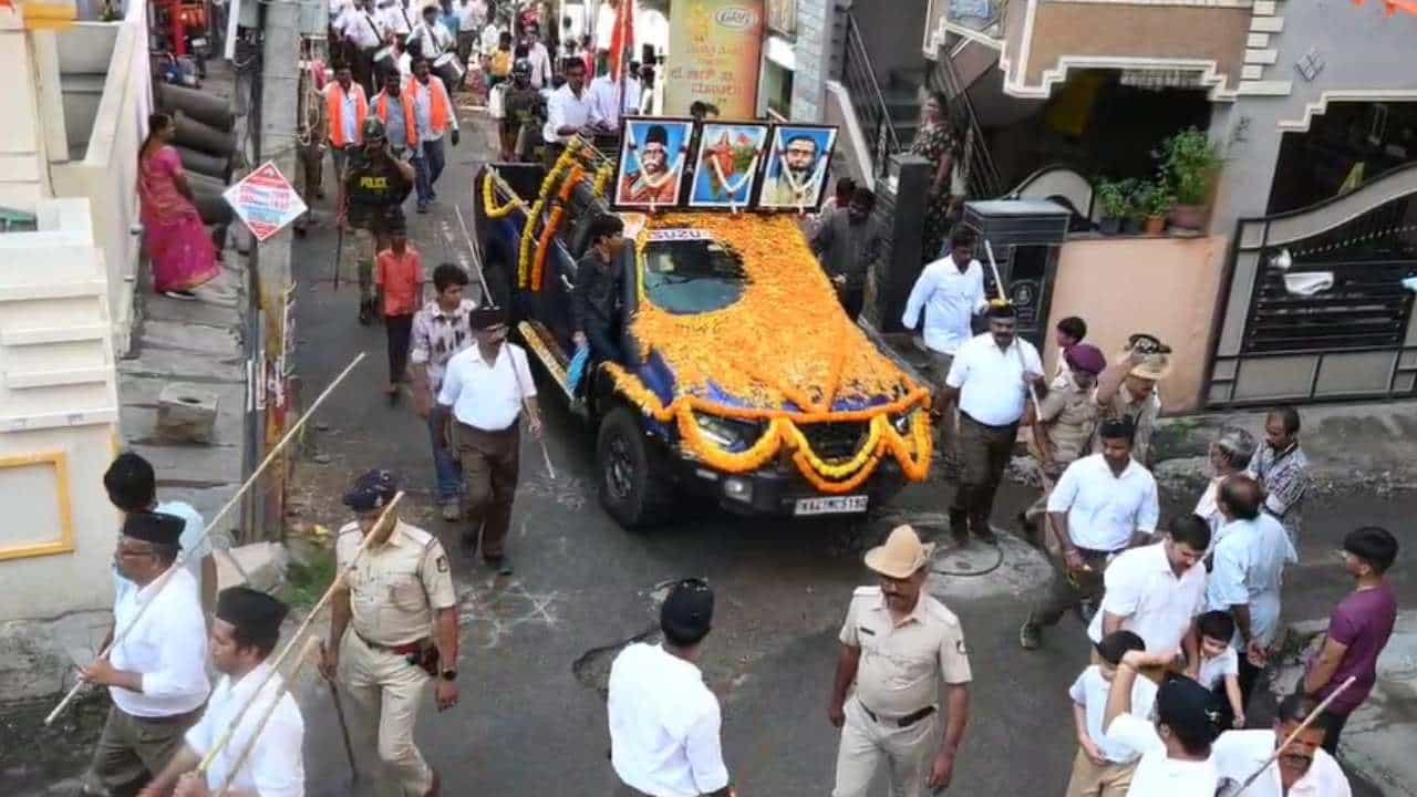ರಾಷ್ಟ್ರೀಯ ಸ್ವಯಂ ಸೇವಕ ಸಂಘಕ್ಕೆ ಶತಮಾನೋತ್ಸವದ ಸಂಭ್ರಮ ಜೋರಾಗಿದೆ. ನೂರು ವರ್ಷ ಪೂರೈಕೆ ಹಿನ್ನೆಲೆ ರಾಜ್ಯದೆಲ್ಲೆಡೆ ಆಕರ್ಷಕ ಪಥಸಂಚಲನ ನಡೆಯಿತು. ಸಾವಿರಾರು ಸಂಖ್ಯೆಯಲ್ಲಿ ಗಣವೇಷಧಾರಿಗಳು ಪಥಸಂಚಲನದಲ್ಲಿ ಭಾಗವಹಿಸಿದ್ದರು.