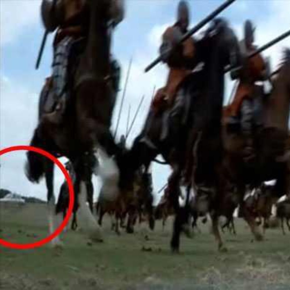 ನಾಲ್ಕು ಆಸ್ಕರ್ ಪ್ರಶಸ್ತಿಗಳನ್ನು ಗೆದ್ದಿರುವ ಅತ್ಯದ್ಭುತ ಸಂಭಾಷಣೆಗಳು, ಆಕ್ಷನ್ ದೃಶ್ಯಗಳನ್ನು ಹೊಂದಿರುವ ‘ಬ್ರೇವ್​​ಹಾರ್ಟ್’ 1280ರಲ್ಲಿ ನಡೆವ ಕತೆಯನ್ನು ಒಳಗೊಂಡಿದೆ. ಸಿನಿಮಾದ ಒಂದು ದೃಶ್ಯದಲ್ಲಿ ದೂರದಲ್ಲಿ ಕಾರೊಂದು ಪಾರ್ಕ್ ಮಾಡಿರುವುದು ಸ್ಪಷ್ಟವಾಗಿ ಕಾಣುತ್ತದೆ. 