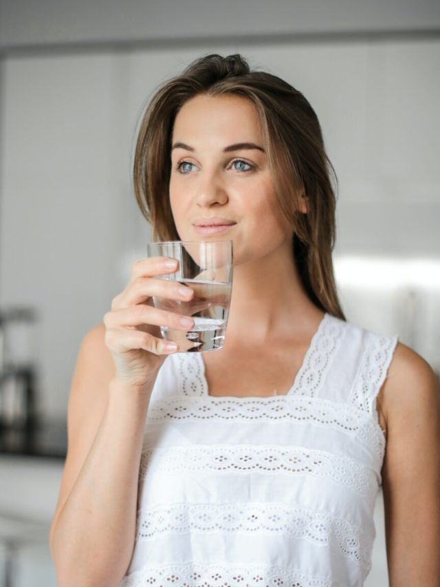 ನಿಂತು ನೀರು ಕುಡಿಯುವ ಅಭ್ಯಾಸವೇ ದೇಹದಲ್ಲಿ ಈ ರೀತಿ ಸಮಸ್ಯೆ ಬರಲು ಕಾರಣ